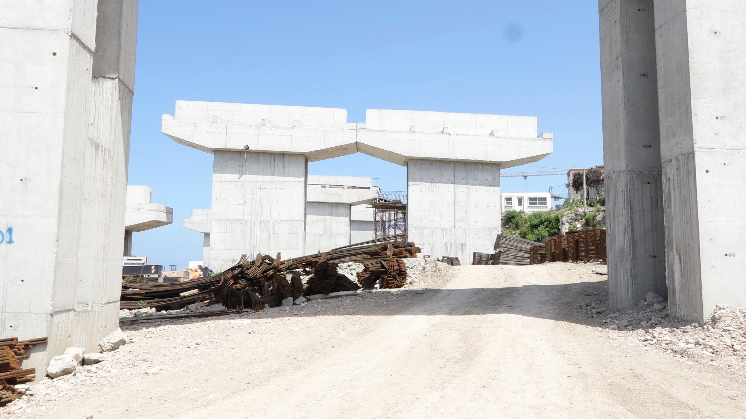 Karadenizde yol yapım zorluğu; 28 kilometrelik yola 28 kavşak, 17 tünel, 24 köprü