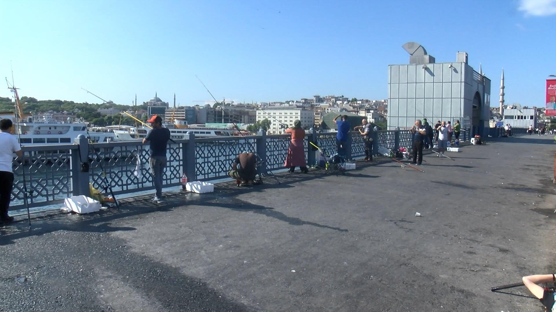 İstanbul Boğazı ve Galata Köprüsü olta balıkçıların akınına uğradı