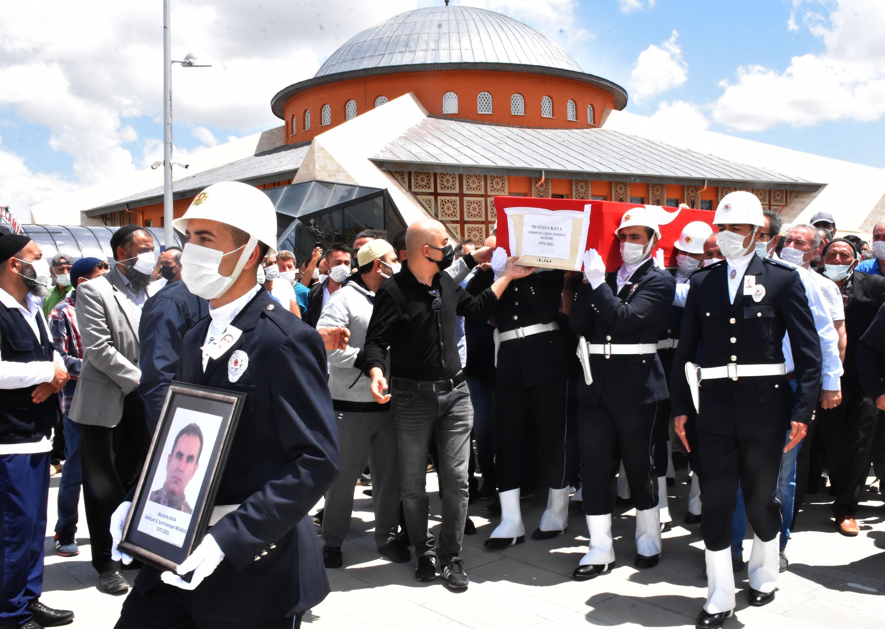 Beyin kanamasından hayatını kaybeden emniyet müdürü, toprağa verildi