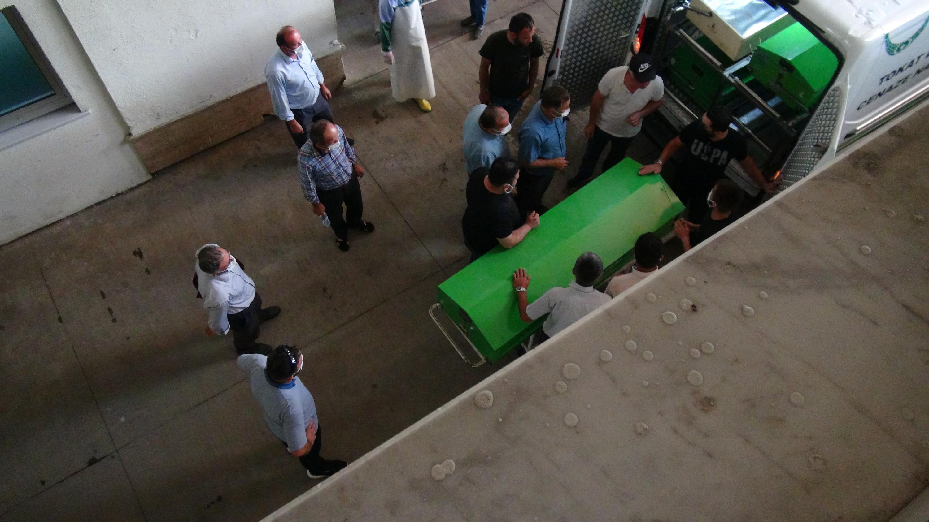 Otomobil bariyere çarptı: 8,5 aylık hamile Esra ve küçük Taha öldü