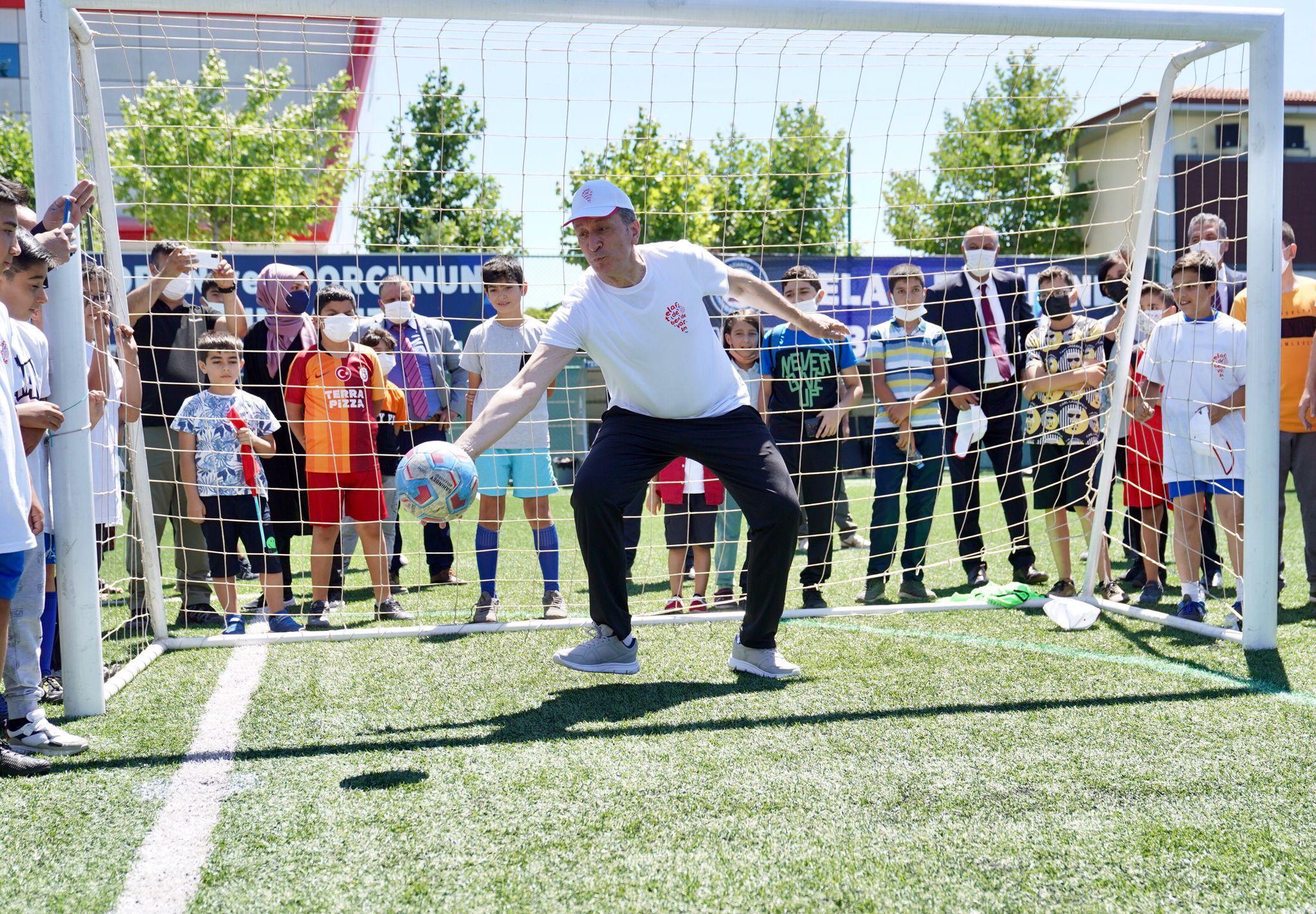 Bakan Selçuk: Nicelikten niteliğe doğru yolculuğun peşindeyiz