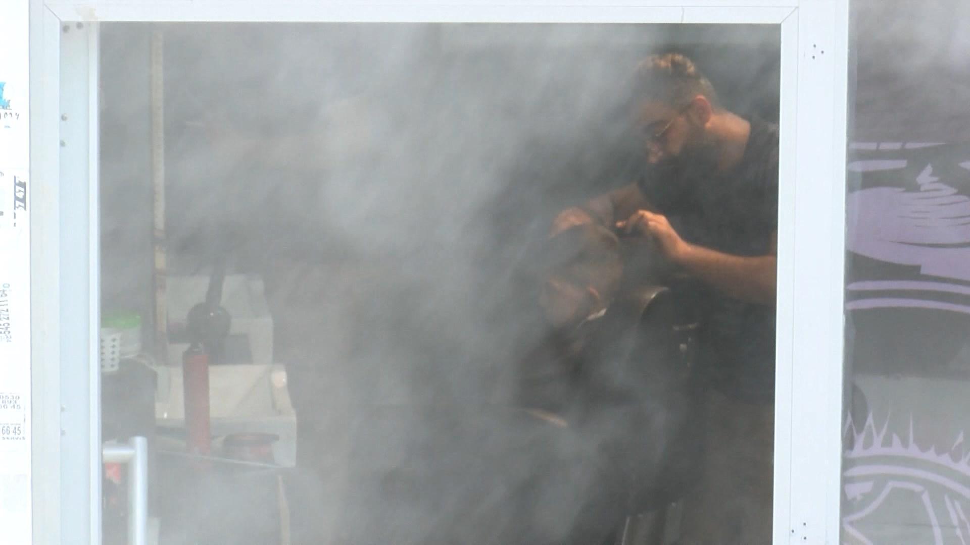 A hairdresser in Istanbul continued cutting hair despite the fire