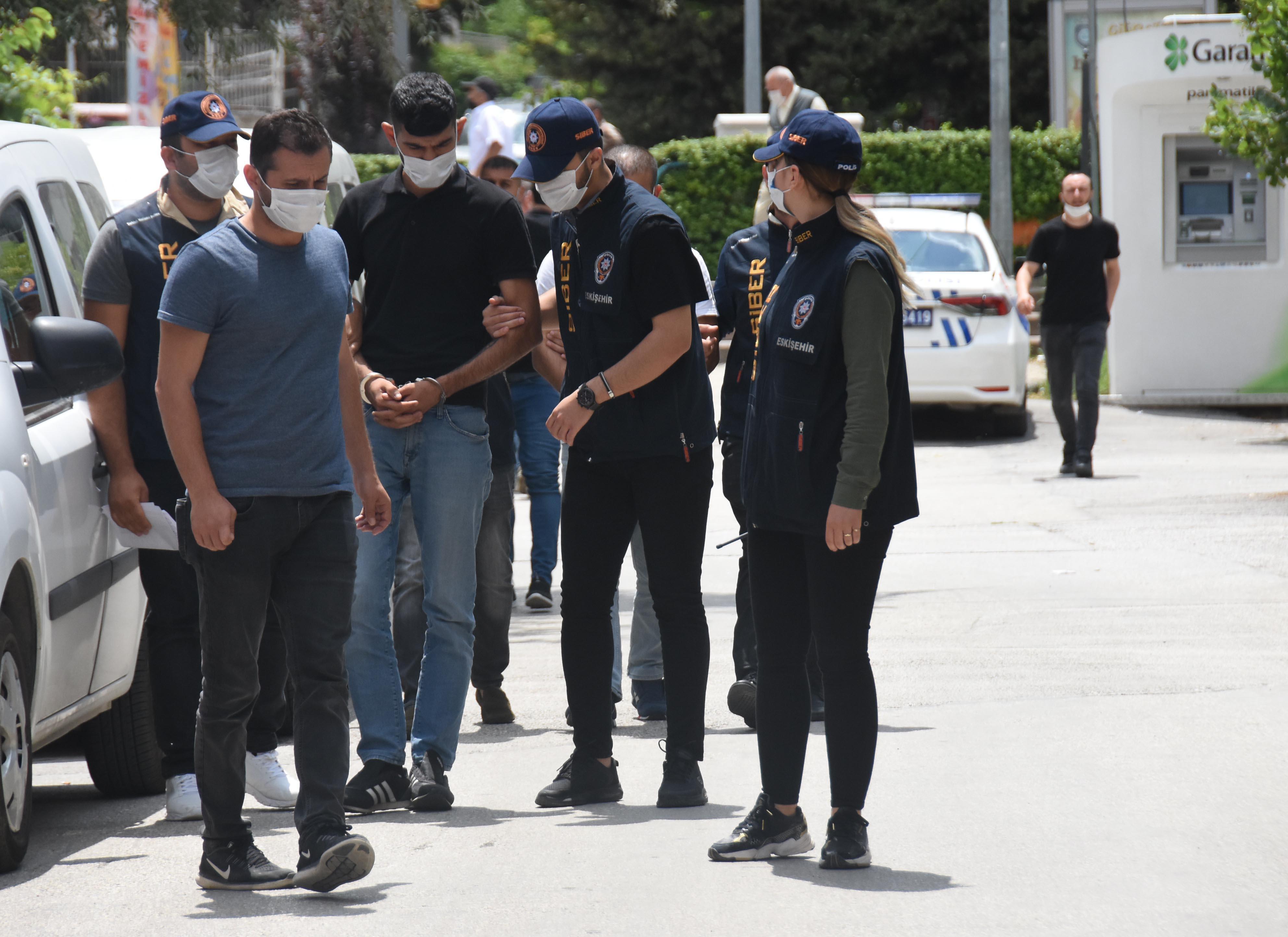 ATMde papağan ile kopyaladıkları kartlardan 50 bin lira çekmişler