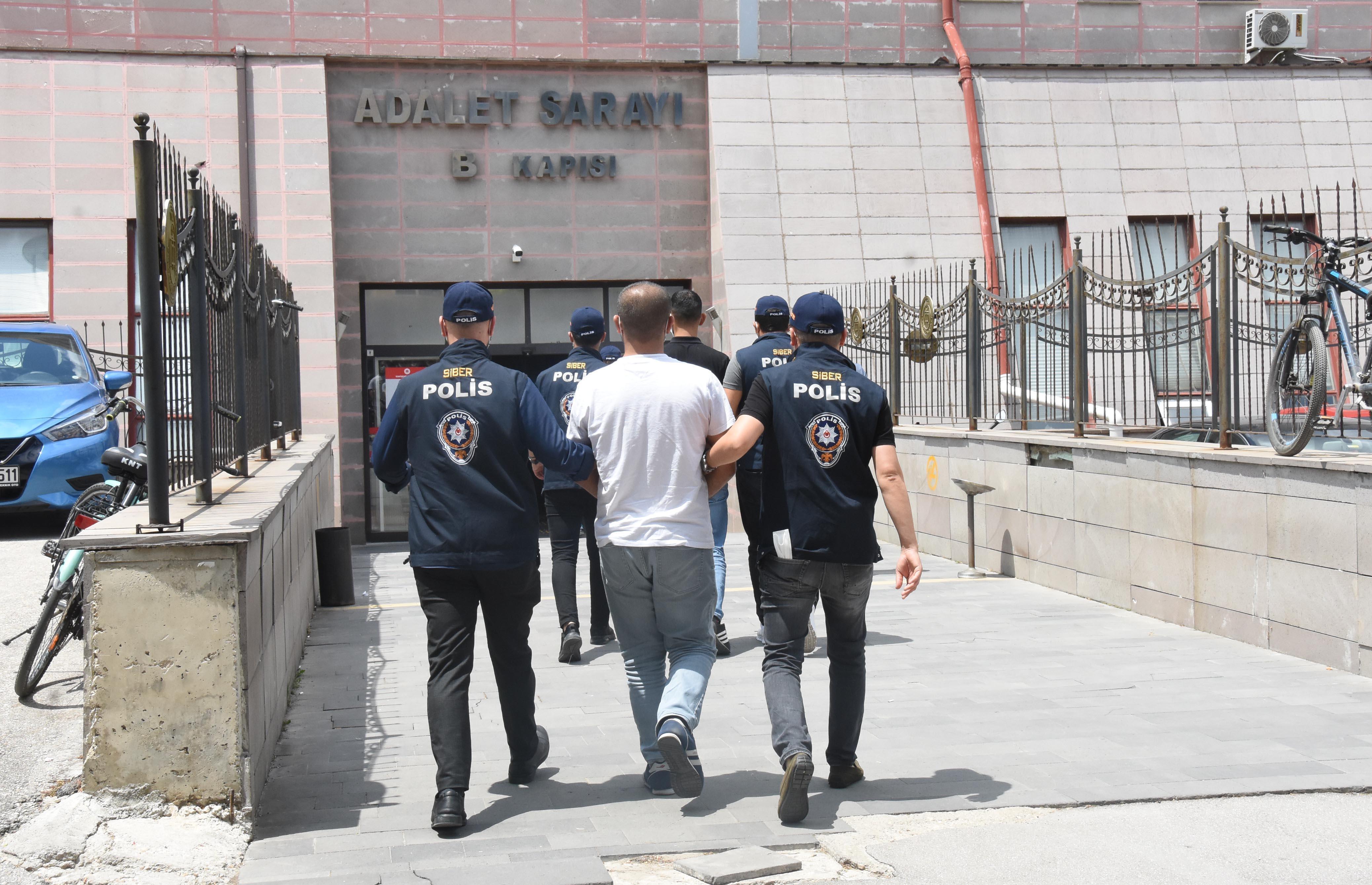 ATMde papağan ile kopyaladıkları kartlardan 50 bin lira çekmişler