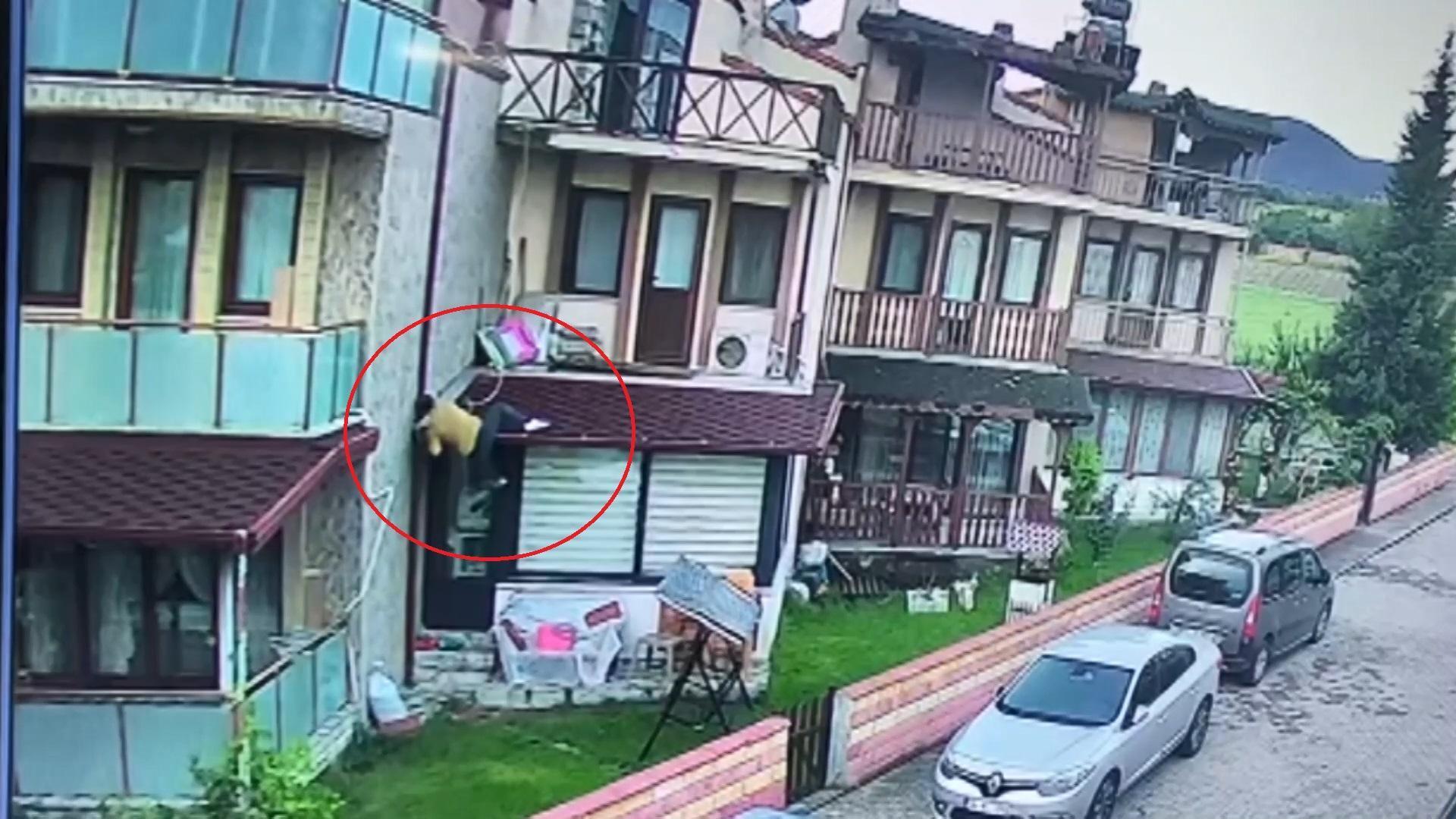 Evine giren tacizciyi son anda fark ederek komşularına sığındı