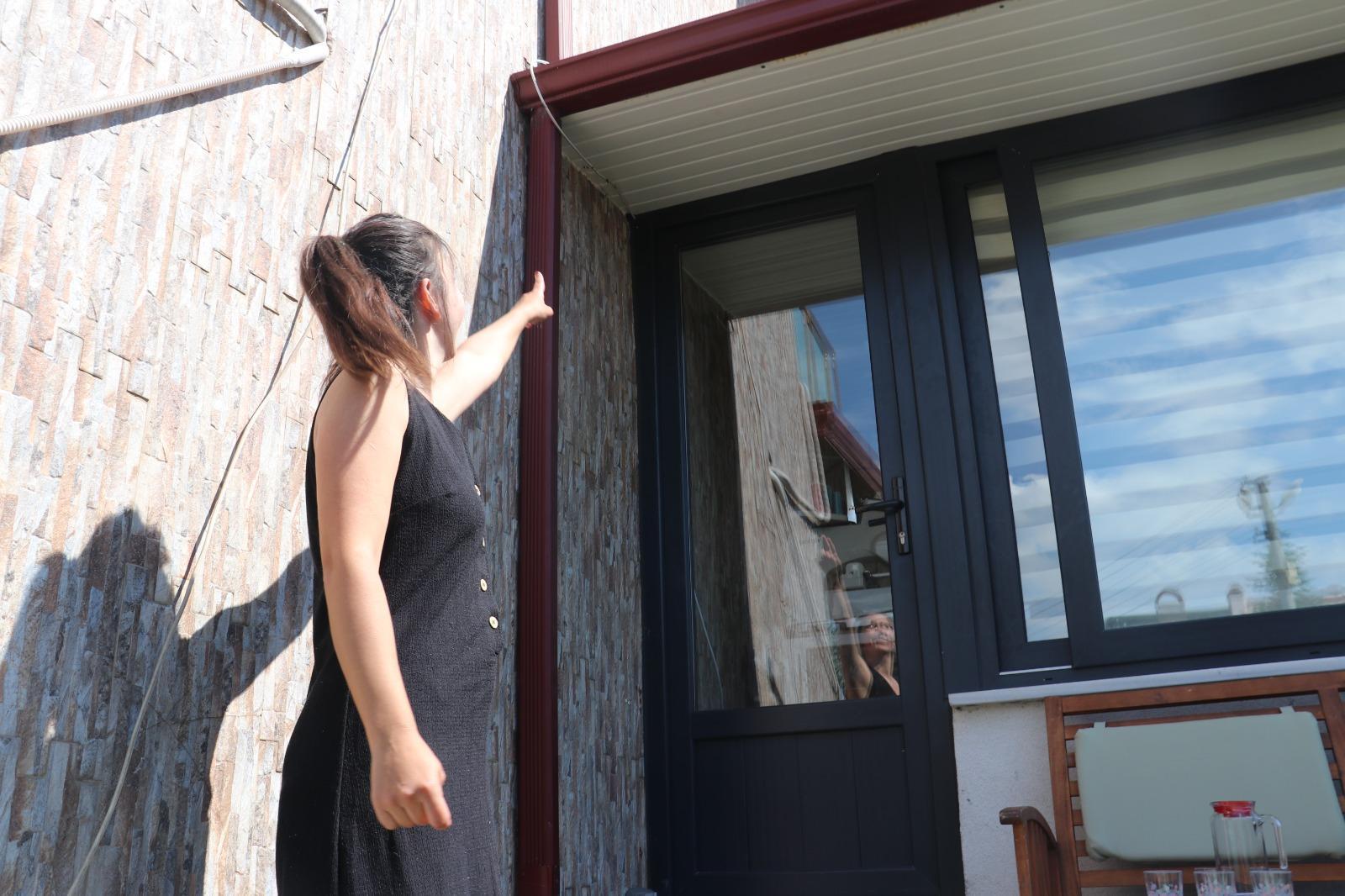 Evine giren tacizciyi son anda fark ederek komşularına sığındı