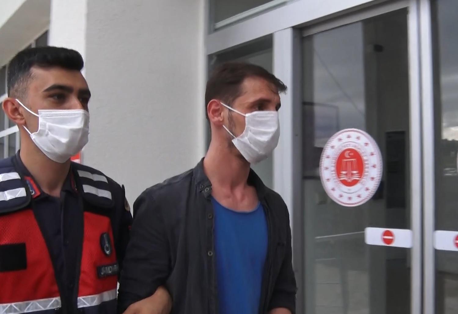 Evine giren tacizciyi son anda fark ederek komşularına sığındı