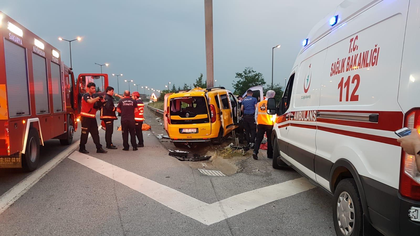 Taksi yol ayrımındaki bariyerlere çarptı: 2 ölü, 5 yaralı