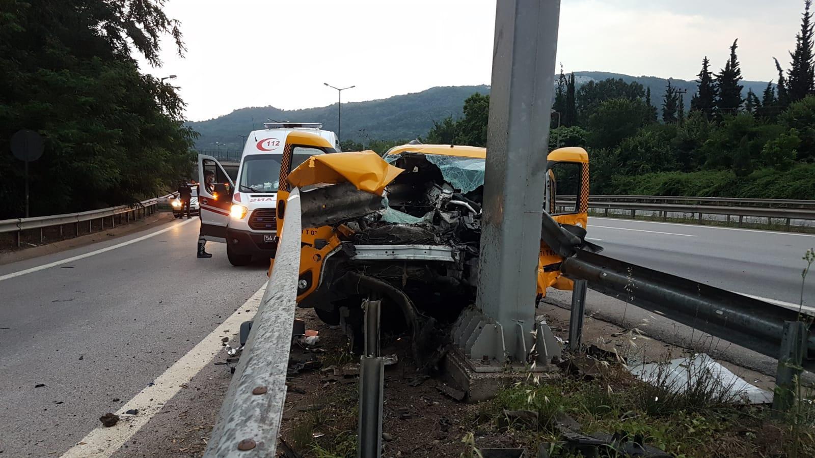 Taksi yol ayrımındaki bariyerlere çarptı: 2 ölü, 5 yaralı