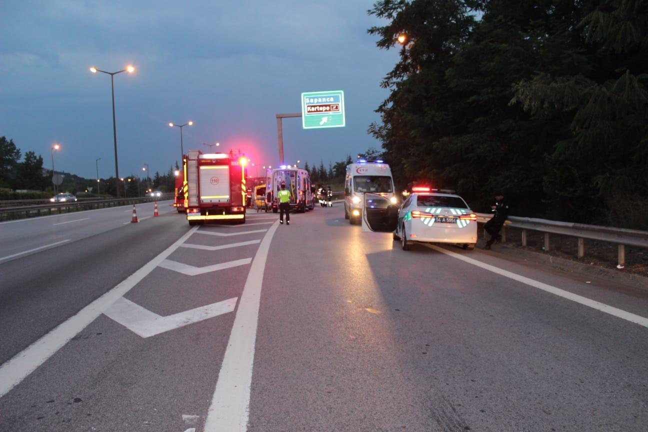 Taksi yol ayrımındaki bariyerlere çarptı: 2 ölü, 5 yaralı