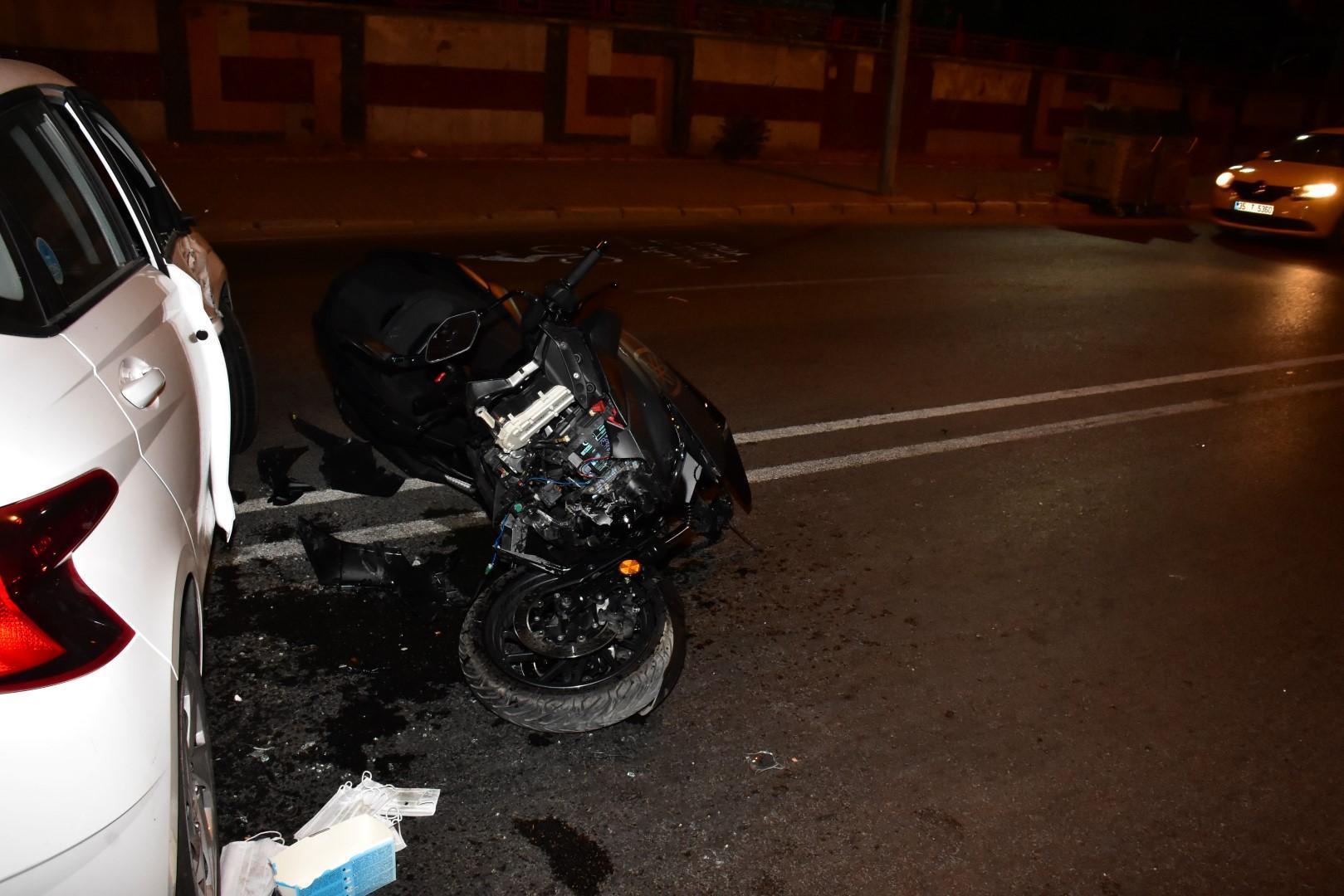 İzmirde motosiklet otomobile çarptı: 1i polis 2 yaralı