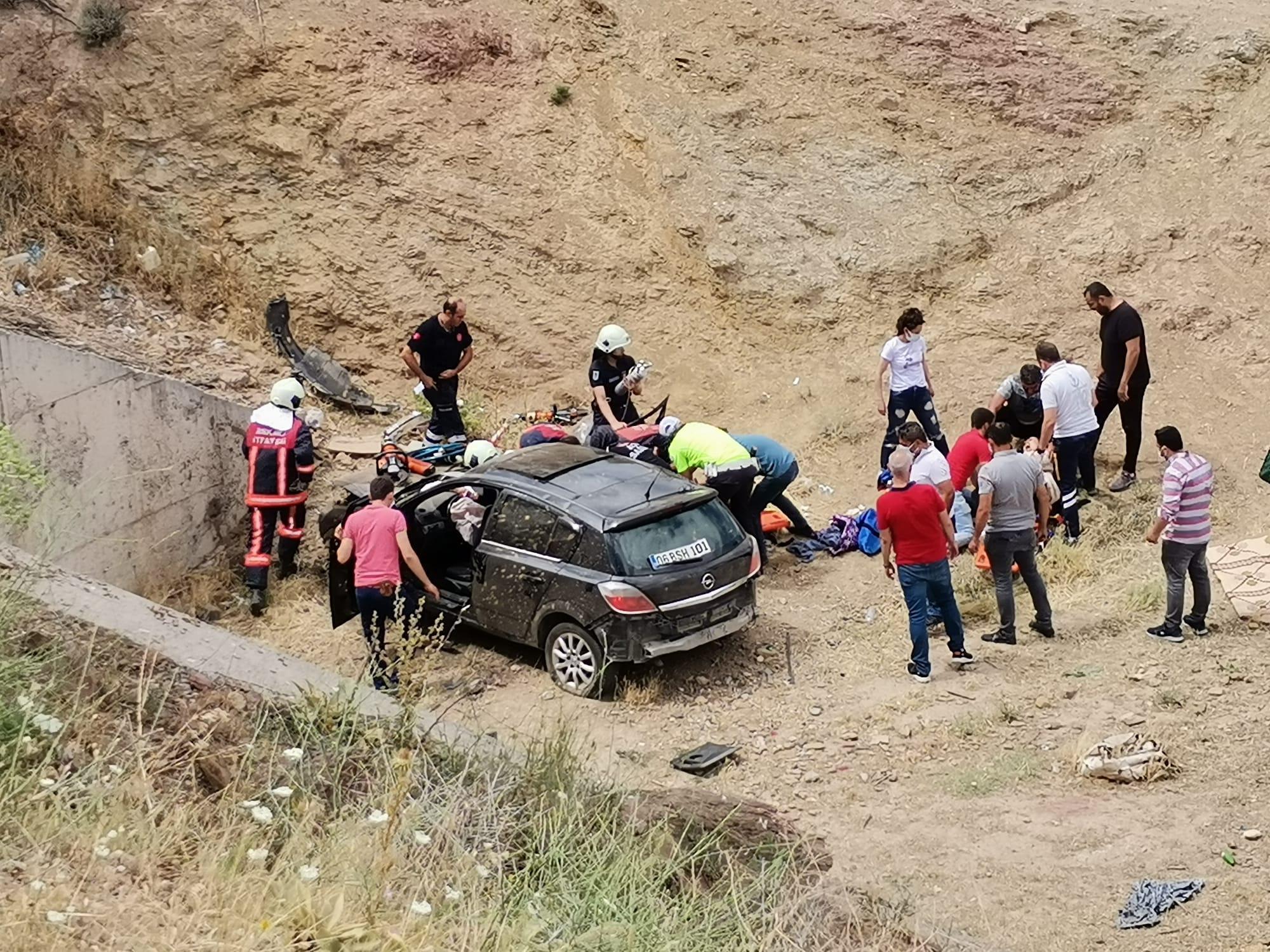 Ankarada otomobil şarampole yuvarlandı: 5 yaralı