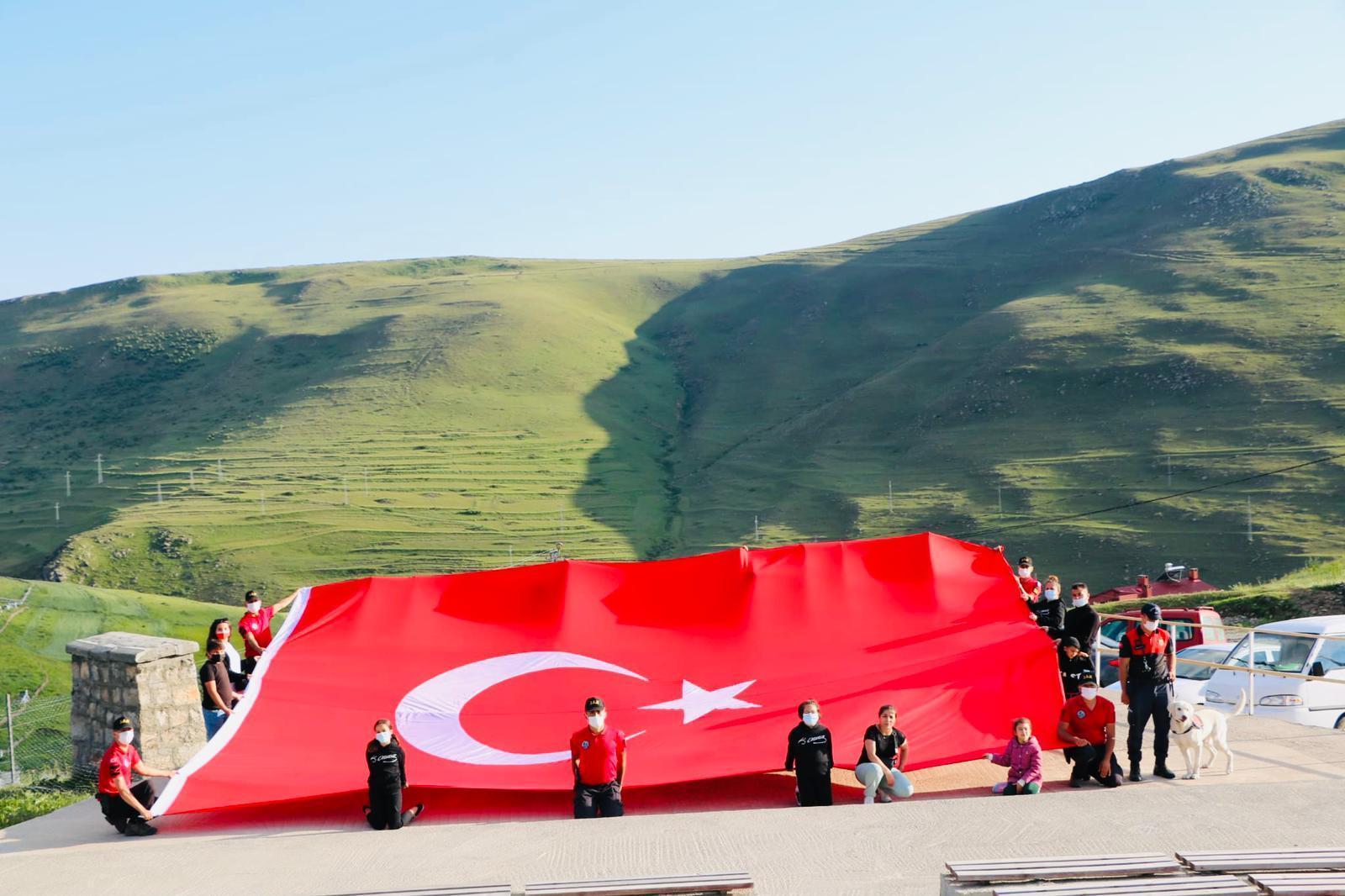 JAK timleri, Atanın siluetine selam durdu