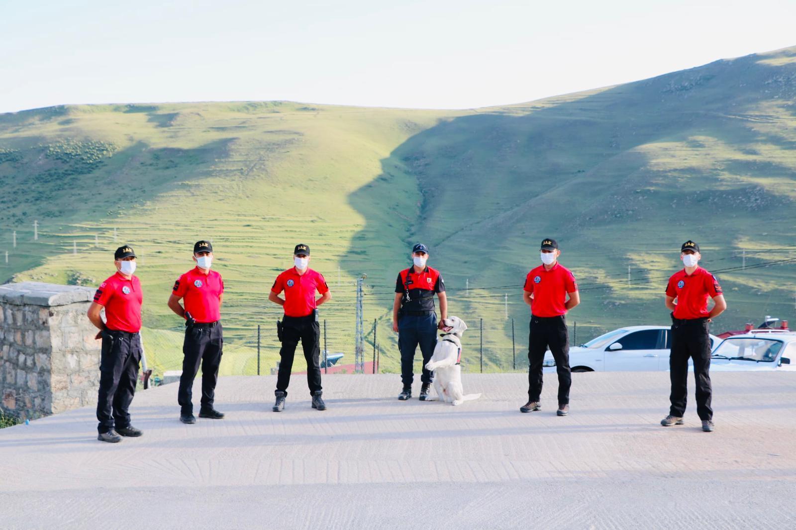 JAK timleri, Atanın siluetine selam durdu