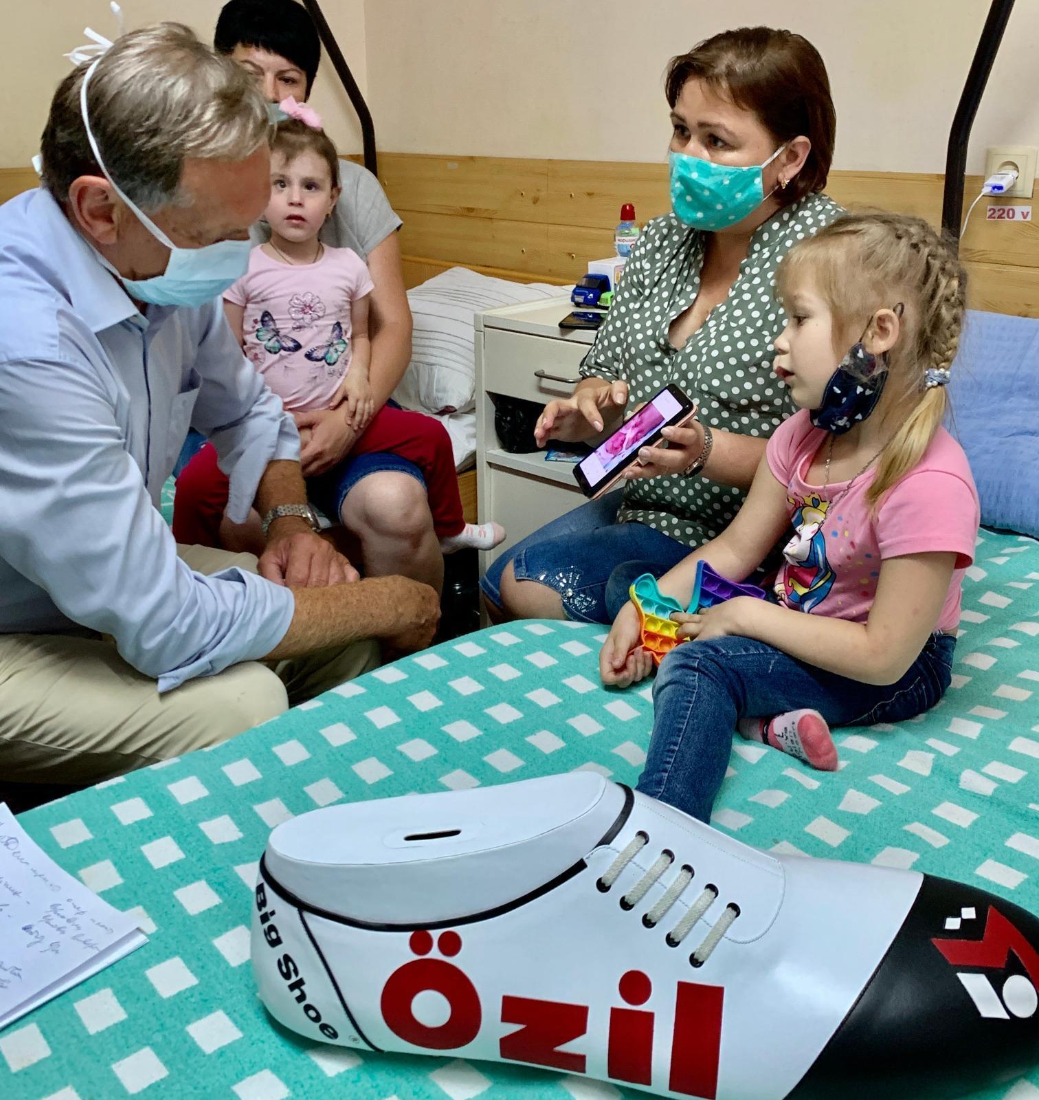 Mesut Özil ve Zinchenko Ukraynada çocukları ameliyat ettirdi