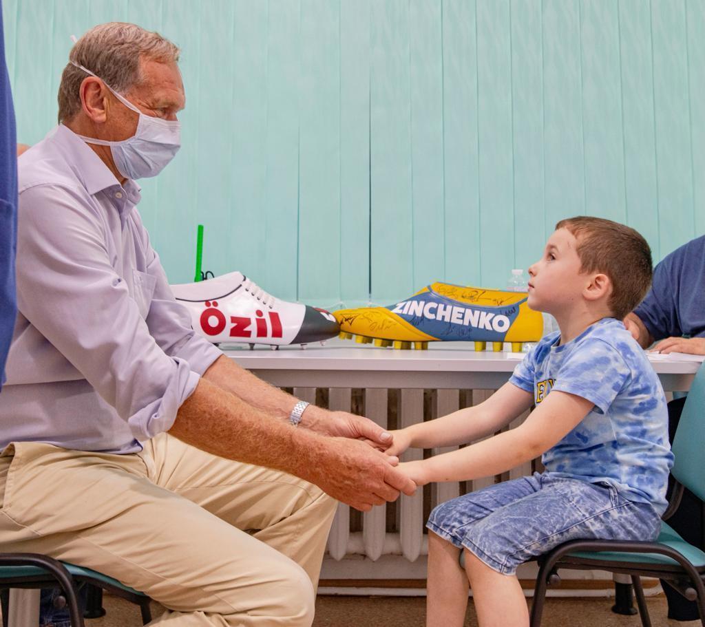 Mesut Özil ve Zinchenko Ukraynada çocukları ameliyat ettirdi