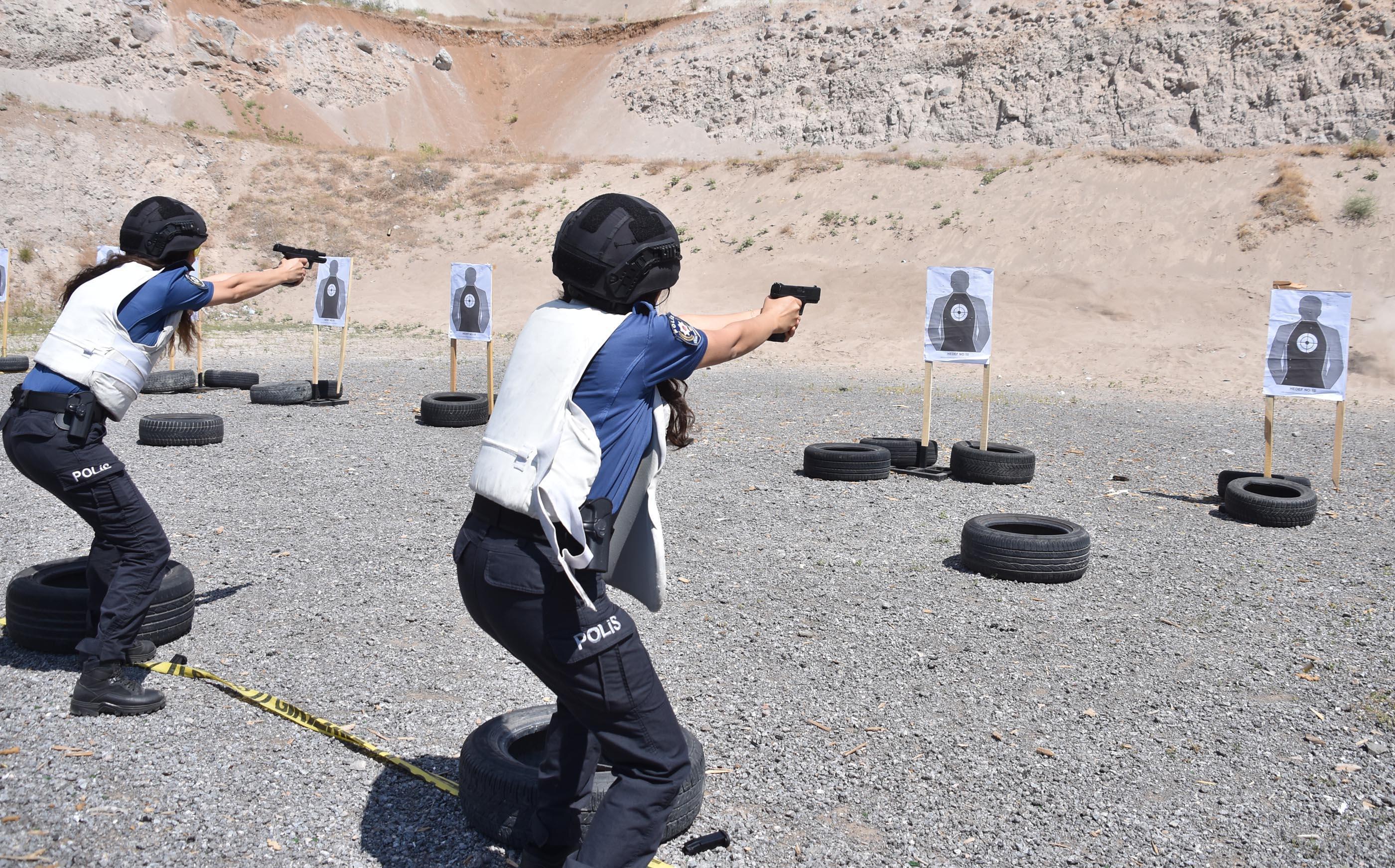 Kadın polisler attığını vuruyor