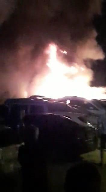 12 aracın zarar gördüğü yangın, otomobilin alev almasıyla çıkmış