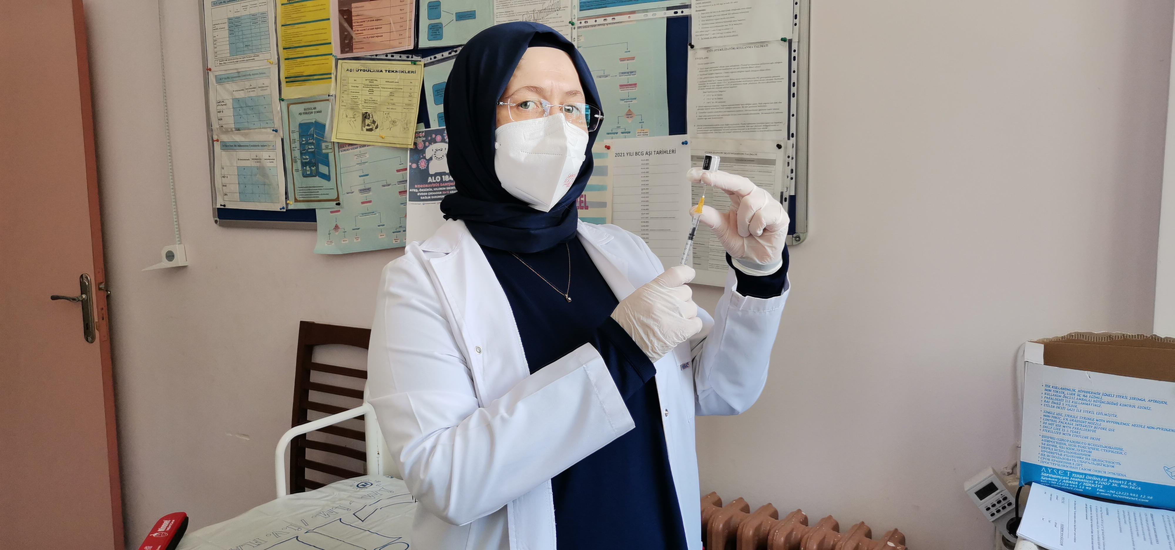 Diş hekimi eşine ameliyattayken aşı yapan Saliha hemşire: Gurur duydum