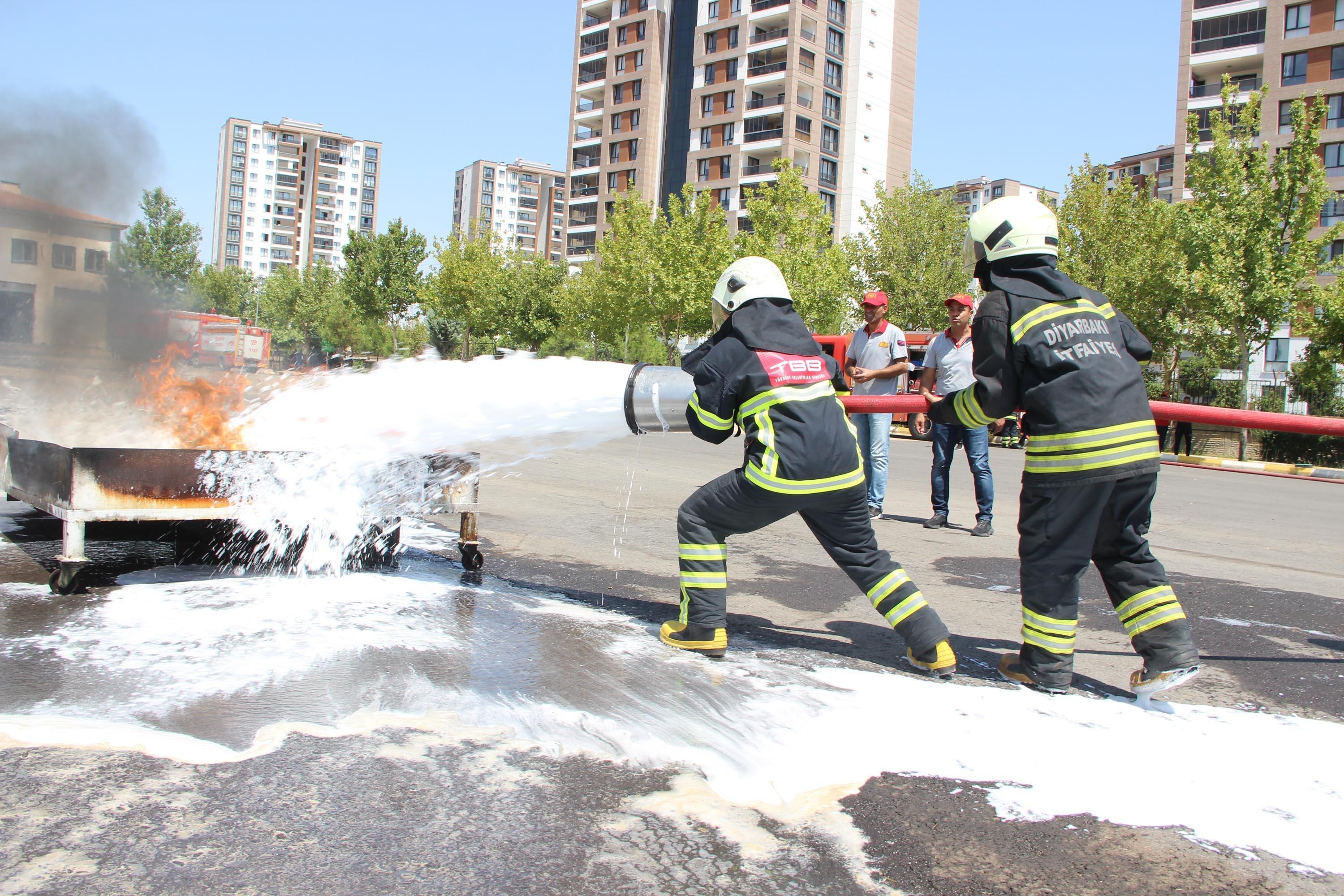 Kadın itfaiyecilerin zorlu eğitimini DHA görüntüledi