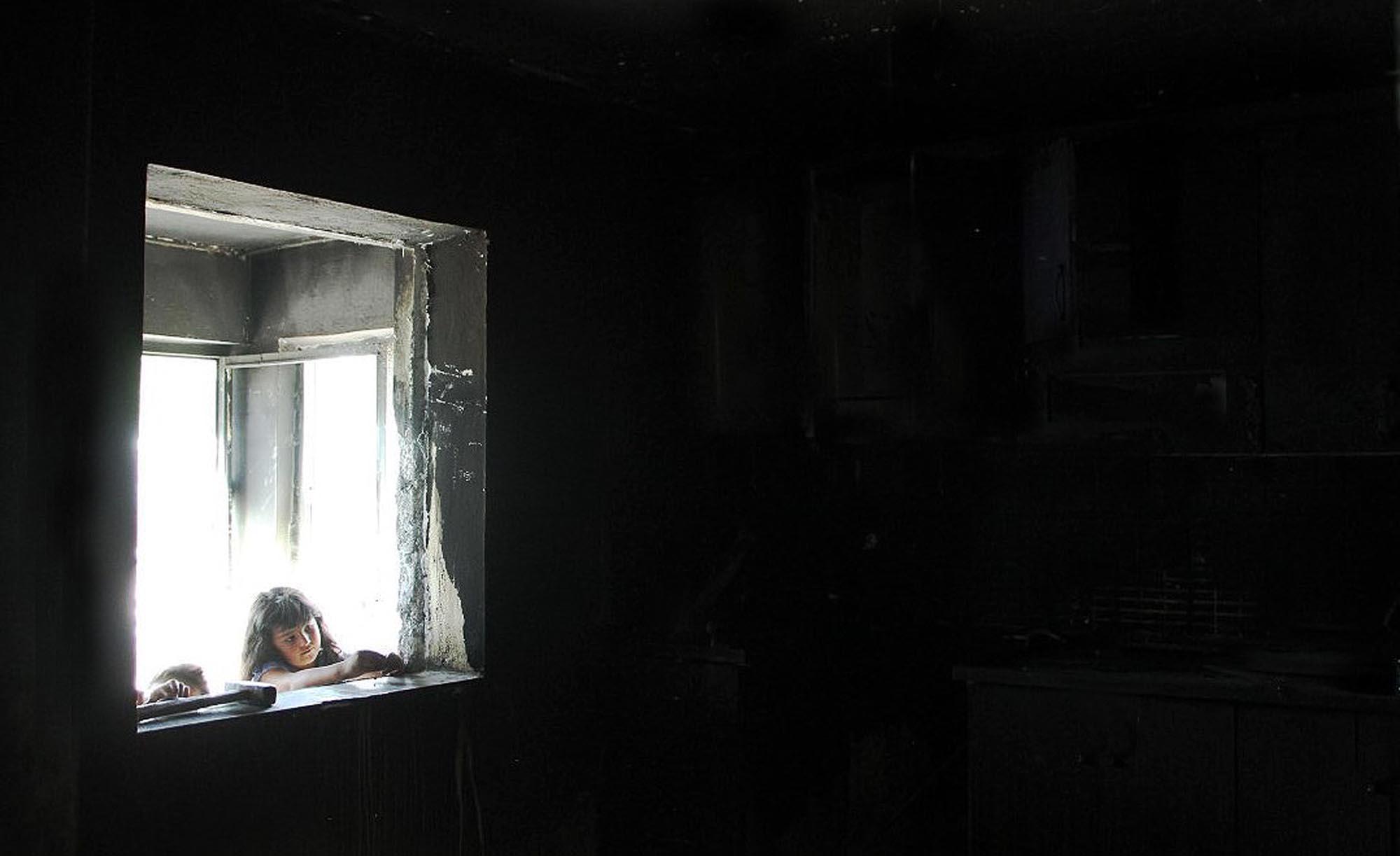 Buzdolabı patlayınca evleri yanan aile geceyi komşularında geçirdi