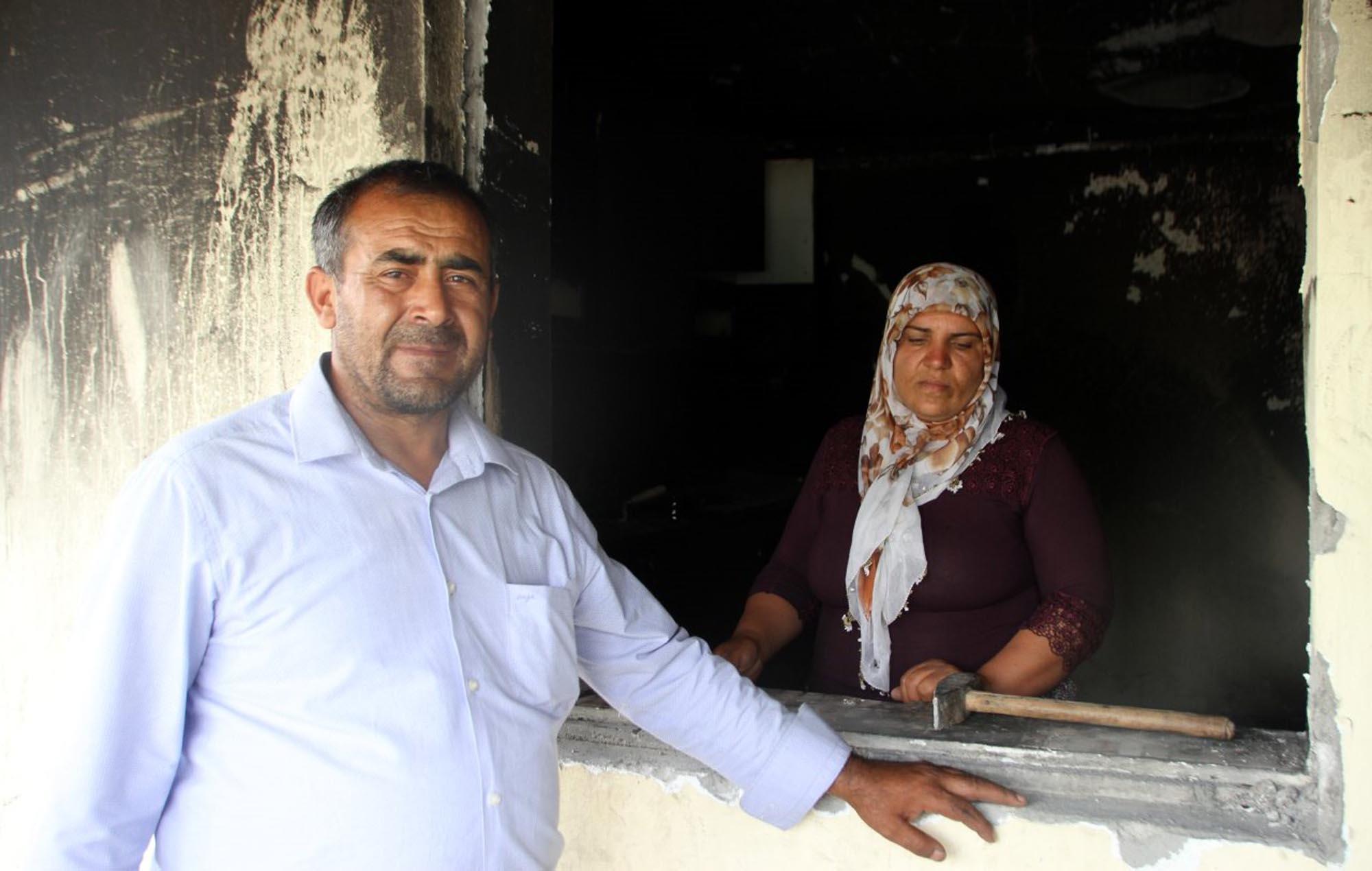 Buzdolabı patlayınca evleri yanan aile geceyi komşularında geçirdi