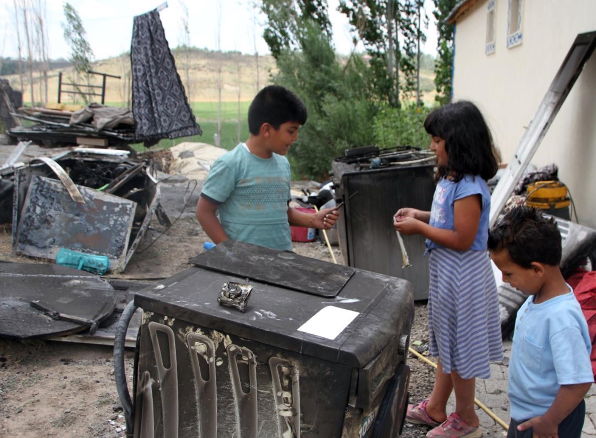 Buzdolabı patlayınca evleri yanan aile geceyi komşularında geçirdi