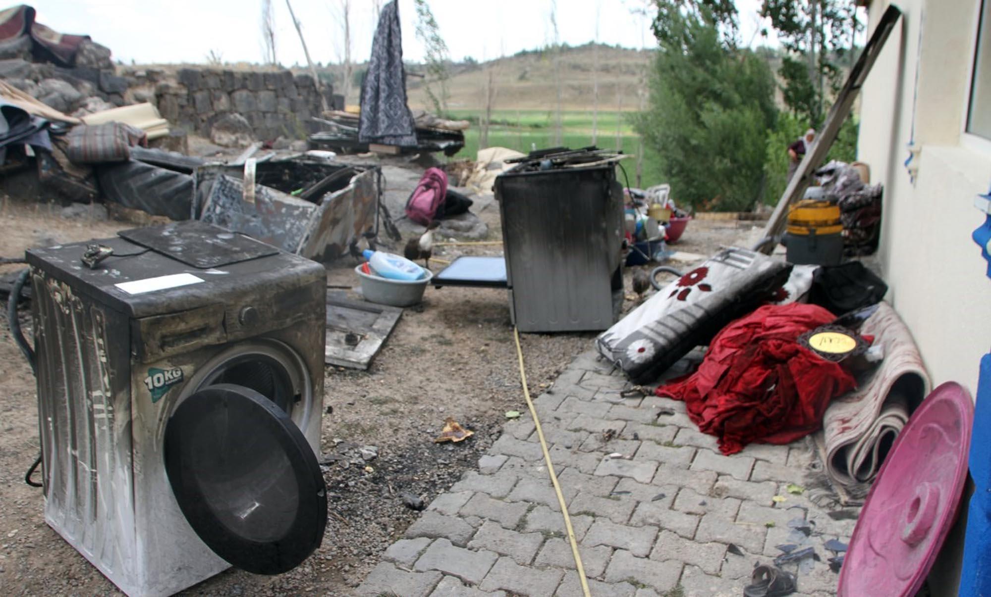 Buzdolabı patlayınca evleri yanan aile geceyi komşularında geçirdi