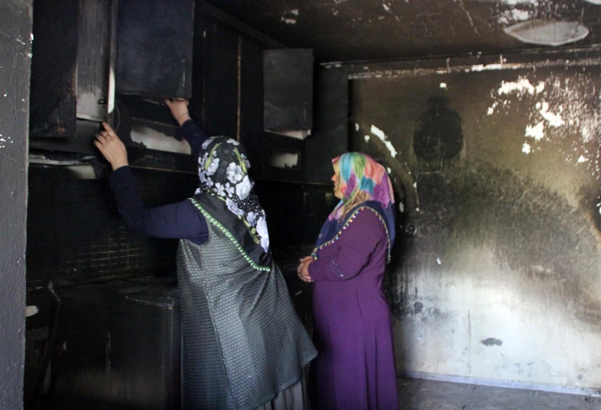 Buzdolabı patlayınca evleri yanan aile geceyi komşularında geçirdi