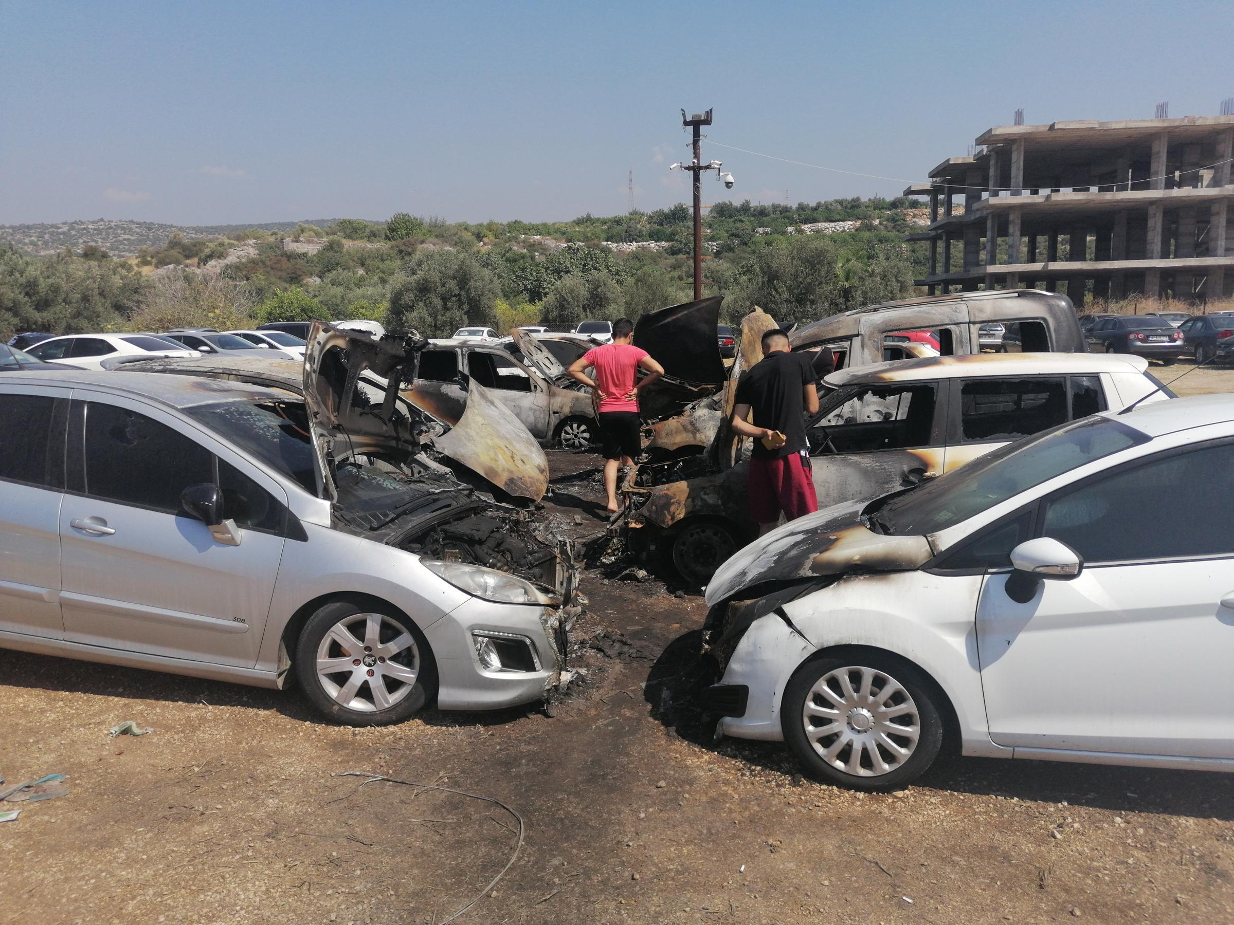 12 aracın zarar gördüğü yangın, otomobilin alev almasıyla çıkmış