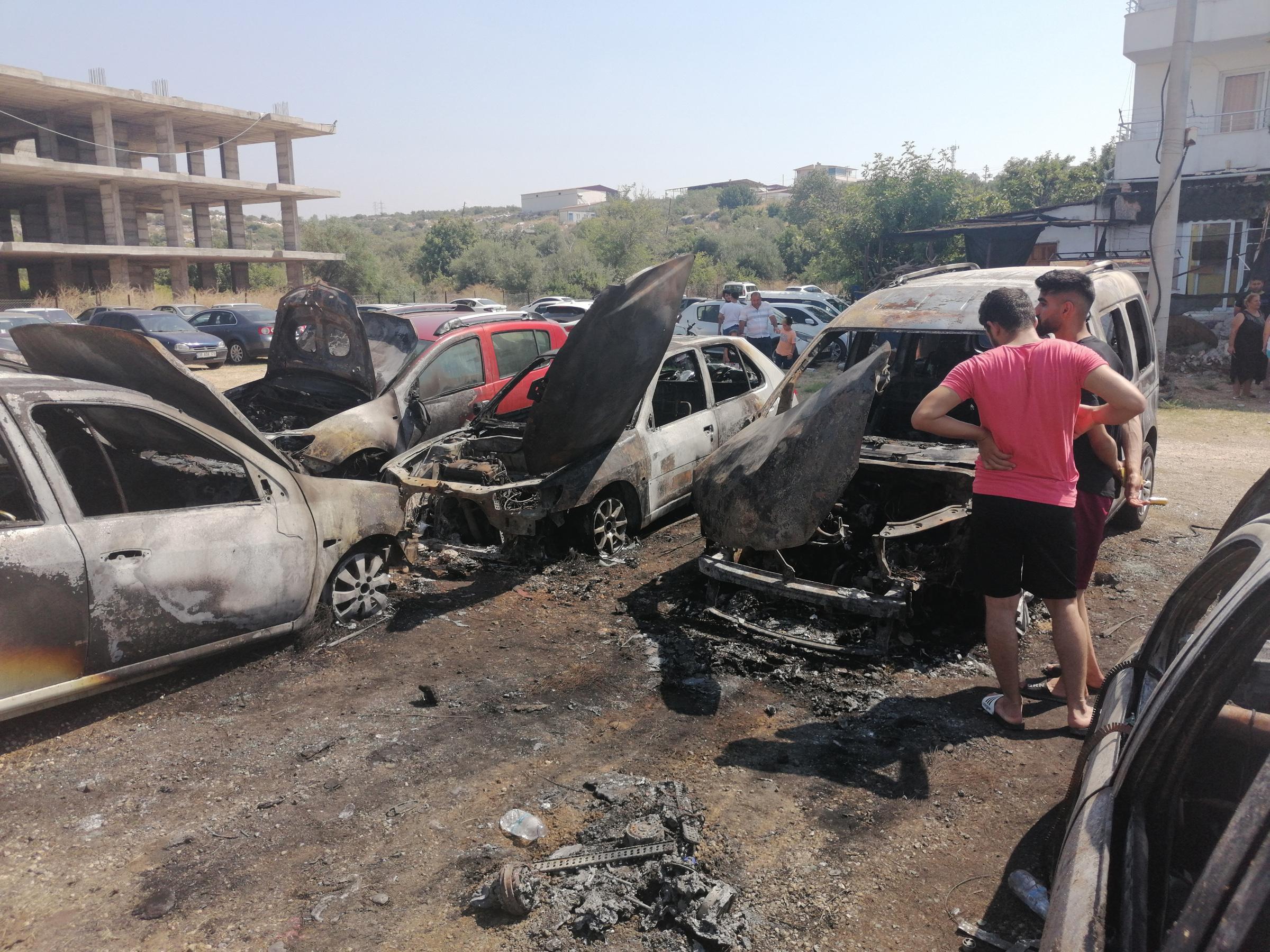 12 aracın zarar gördüğü yangın, otomobilin alev almasıyla çıkmış