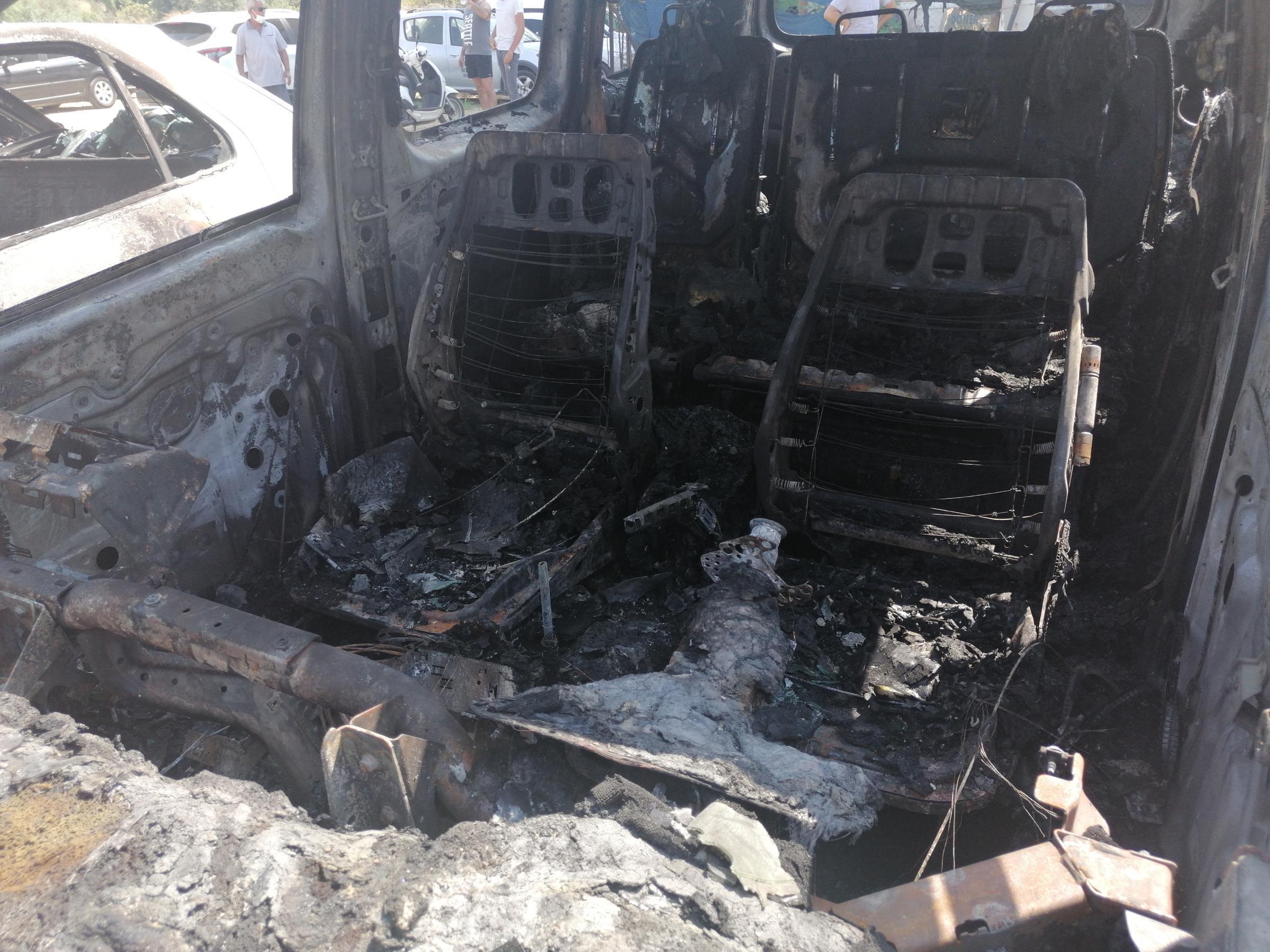 12 aracın zarar gördüğü yangın, otomobilin alev almasıyla çıkmış