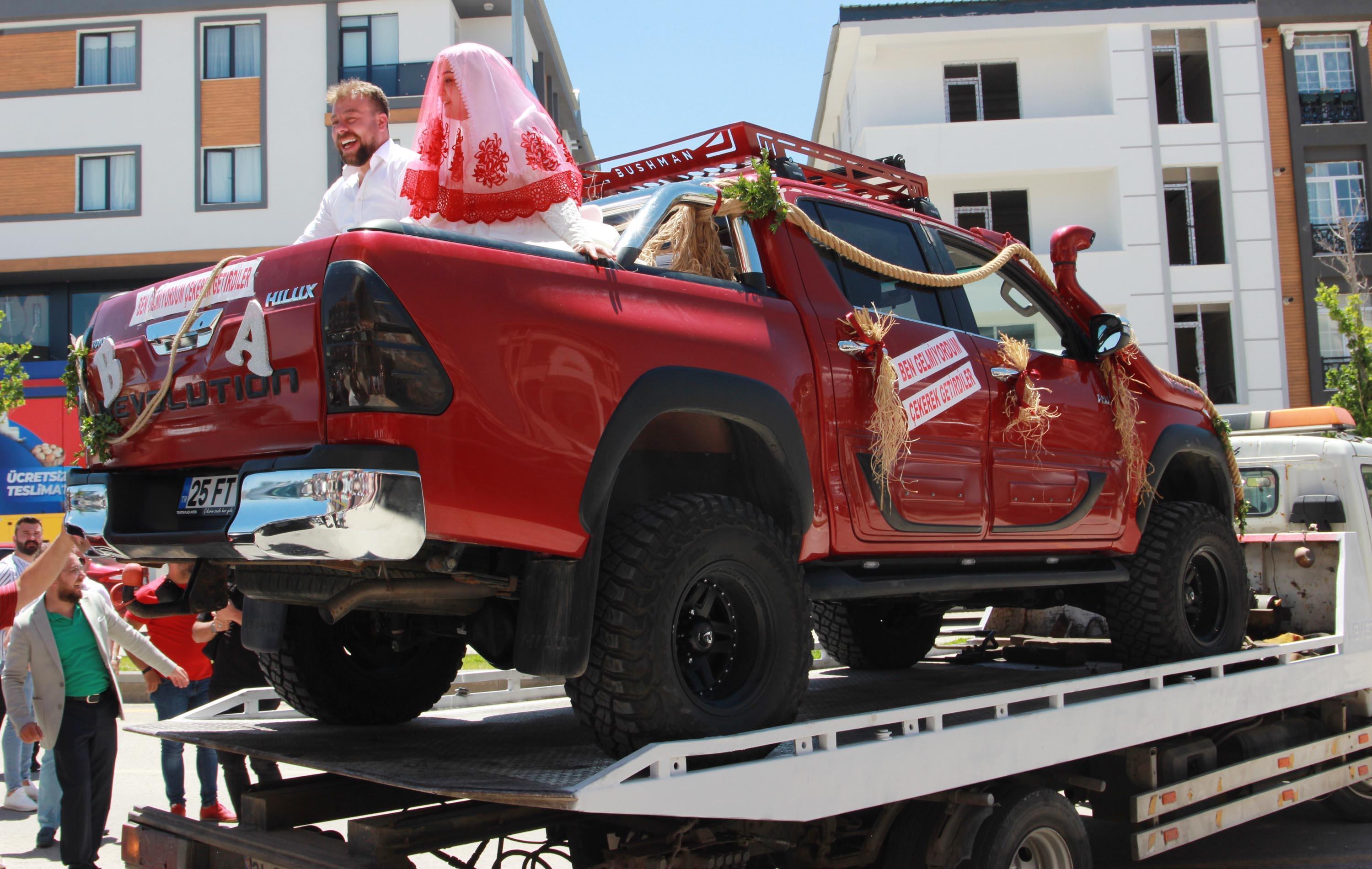 Gelin almaya çekiciye yüklediği off-road aracıyla gitti