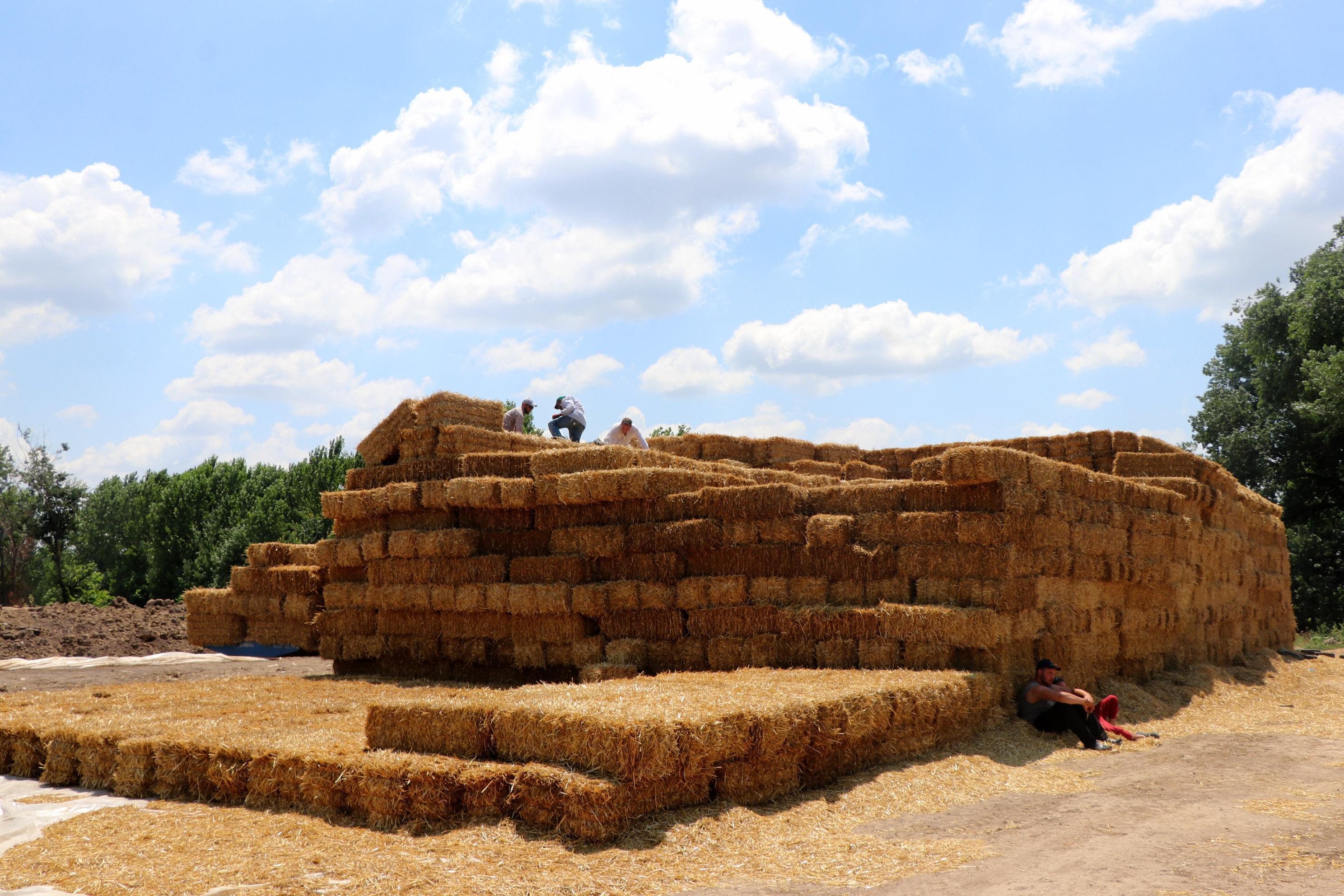 Müdür ve veliler, okul ve öğrencilerin ihtiyaçları için saman balyası taşıdı