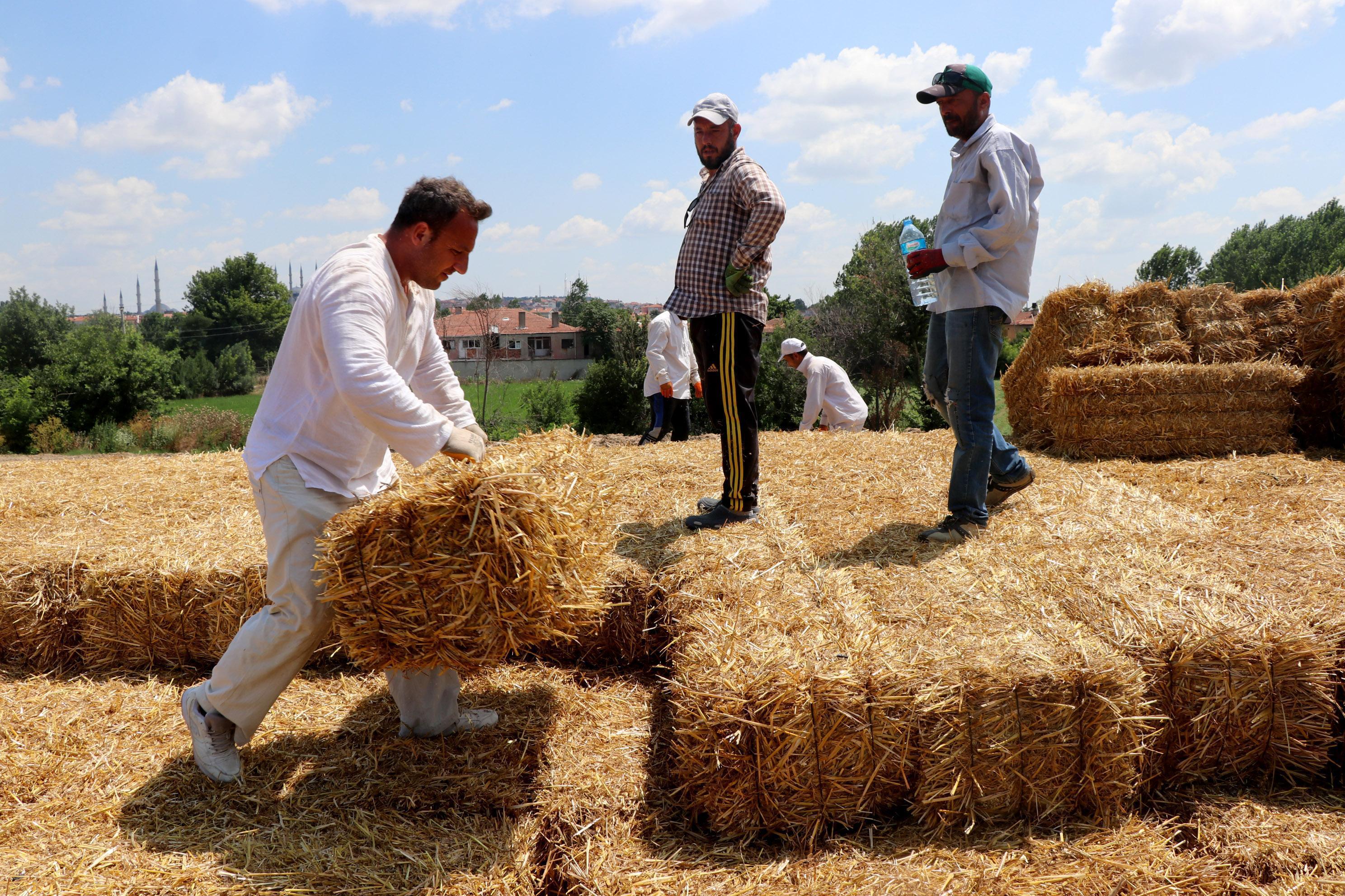 Müdür ve veliler, okul ve öğrencilerin ihtiyaçları için saman balyası taşıdı