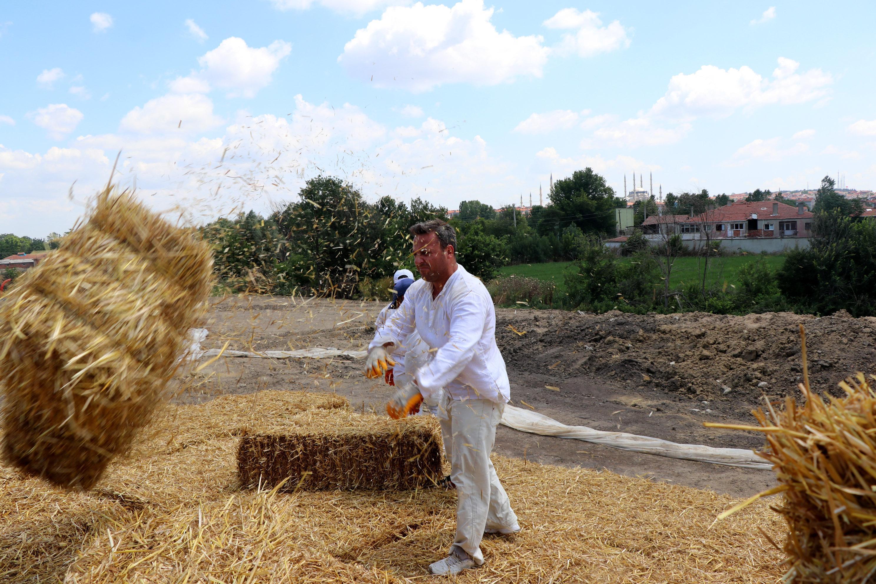 Müdür ve veliler, okul ve öğrencilerin ihtiyaçları için saman balyası taşıdı