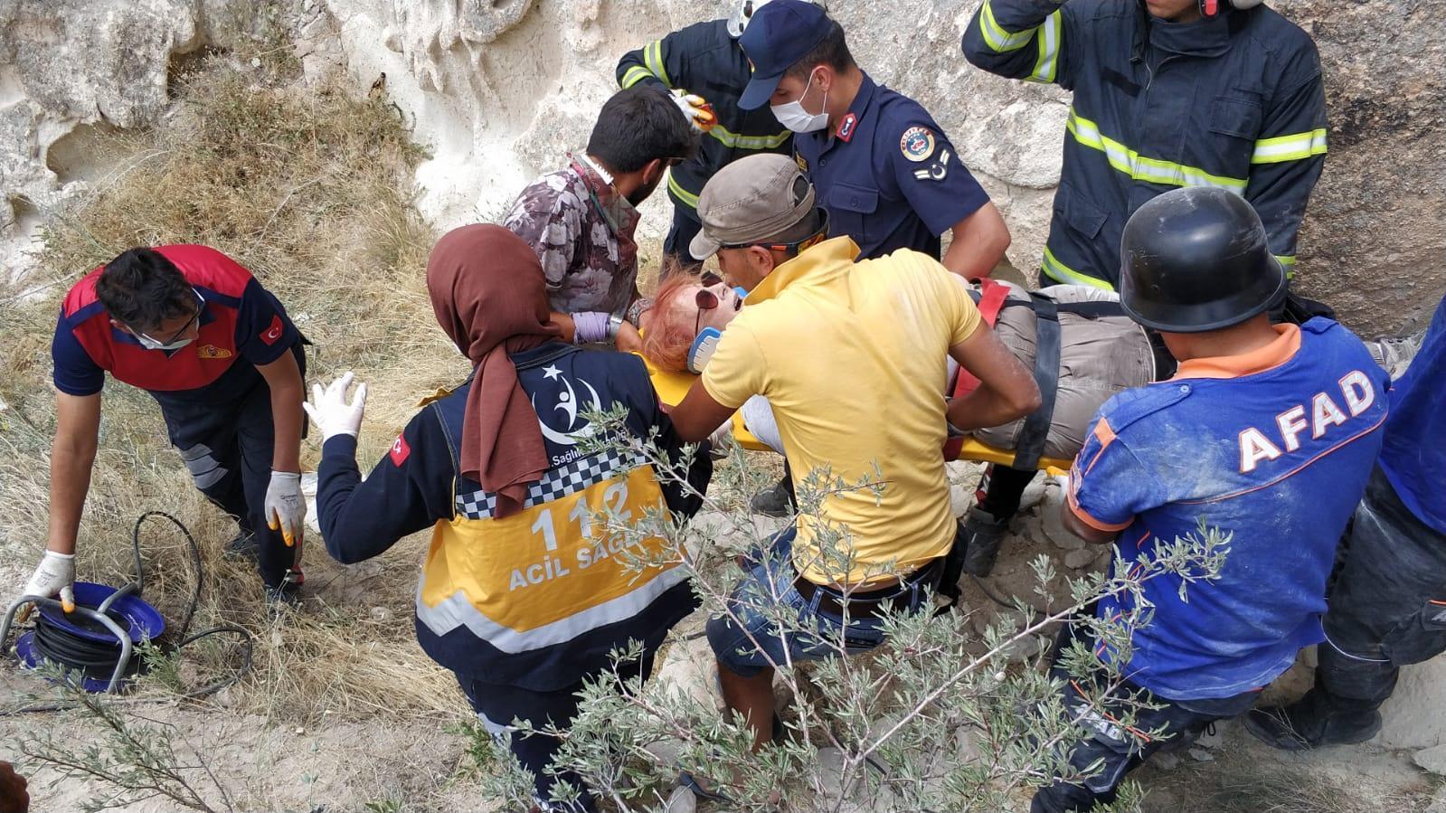 ABDli turist, fotoğraf çekerken düştüğü kayalıklar arasında sıkıştı