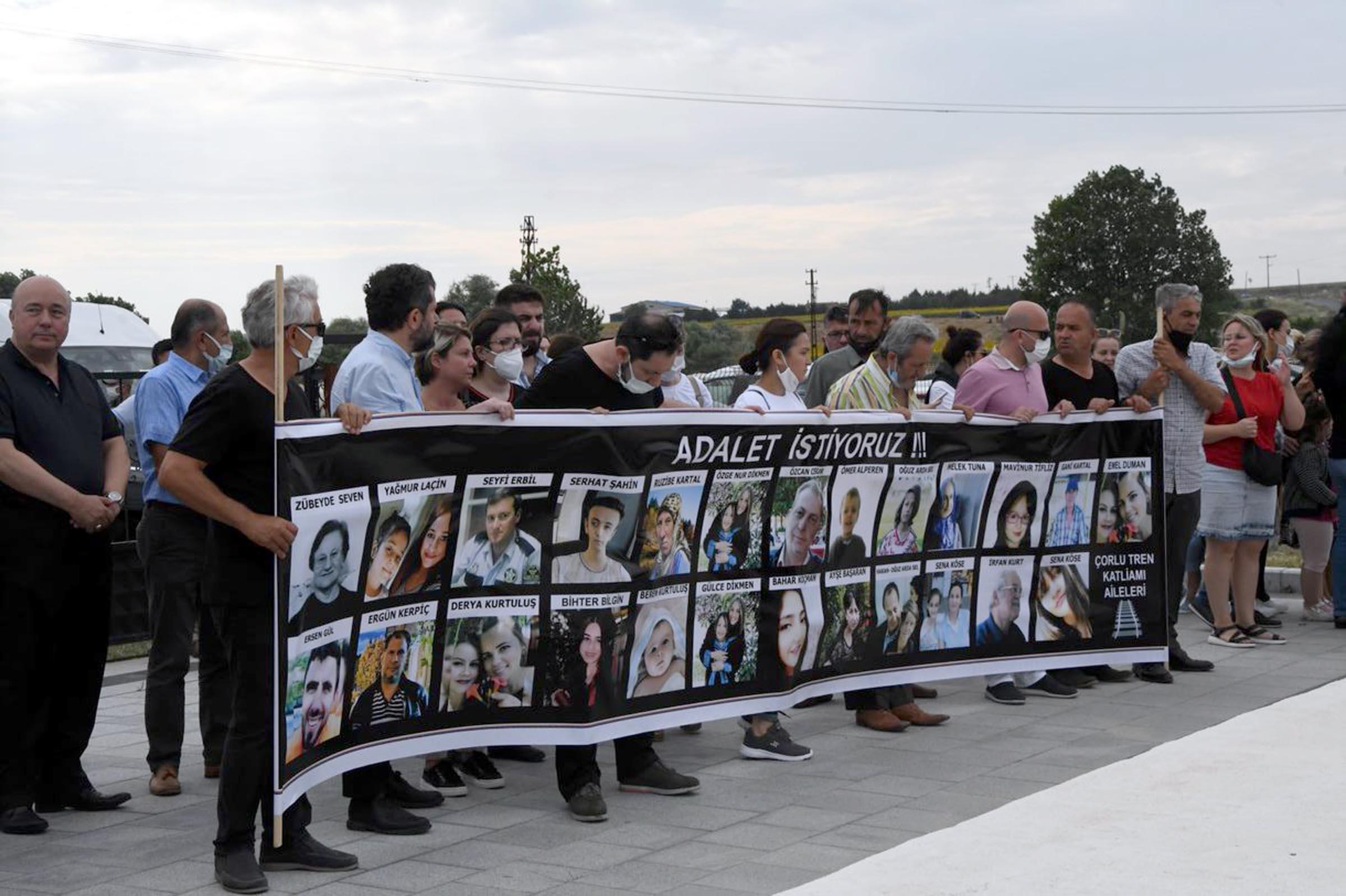 Çorluda tren kazasında ölen 25 kişi anıldı