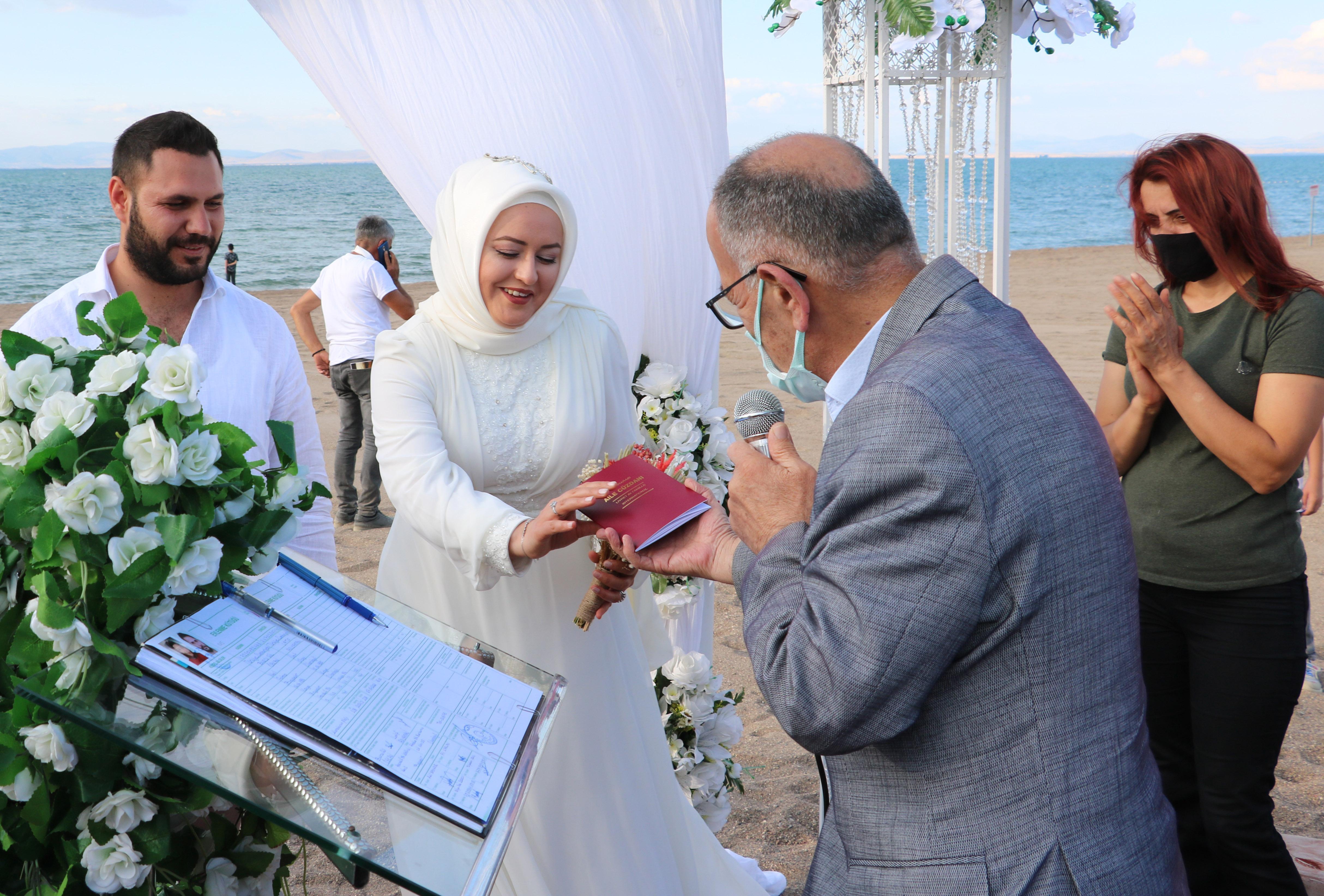 Nikah memuru babanın zor görevi