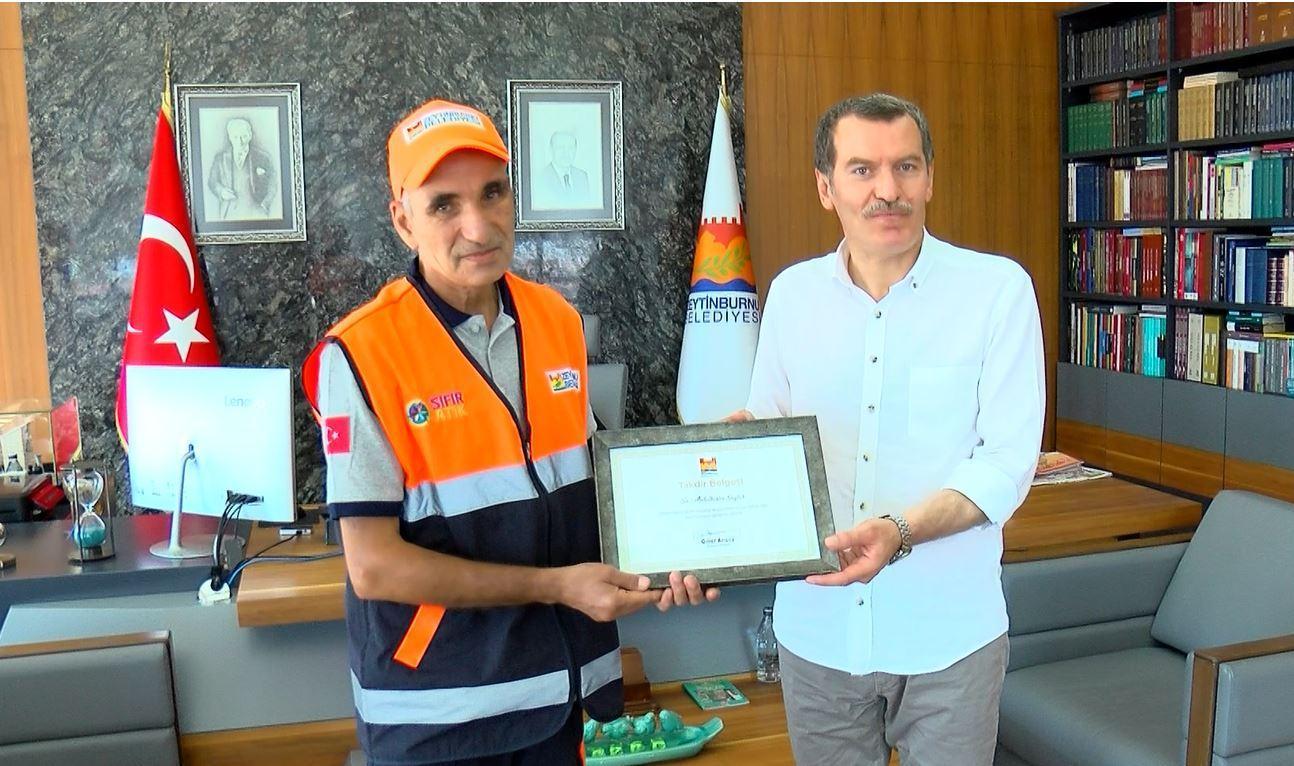 Temizlik işçisi bulduğu parayı Iraklı sahibine teslim etti