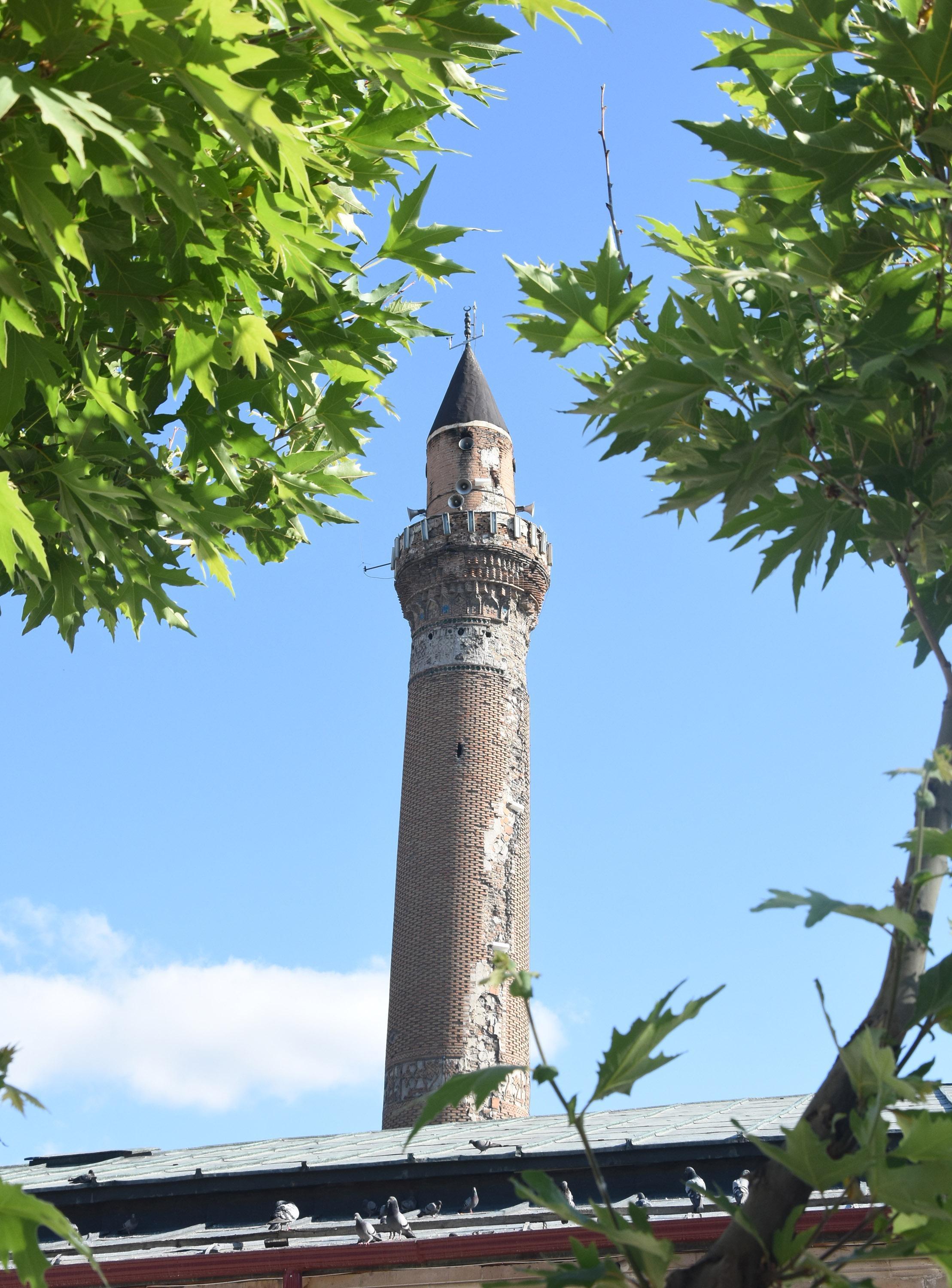 Tarihi Ulu Caminin eğik minaresinin zemini sağlam çıktı