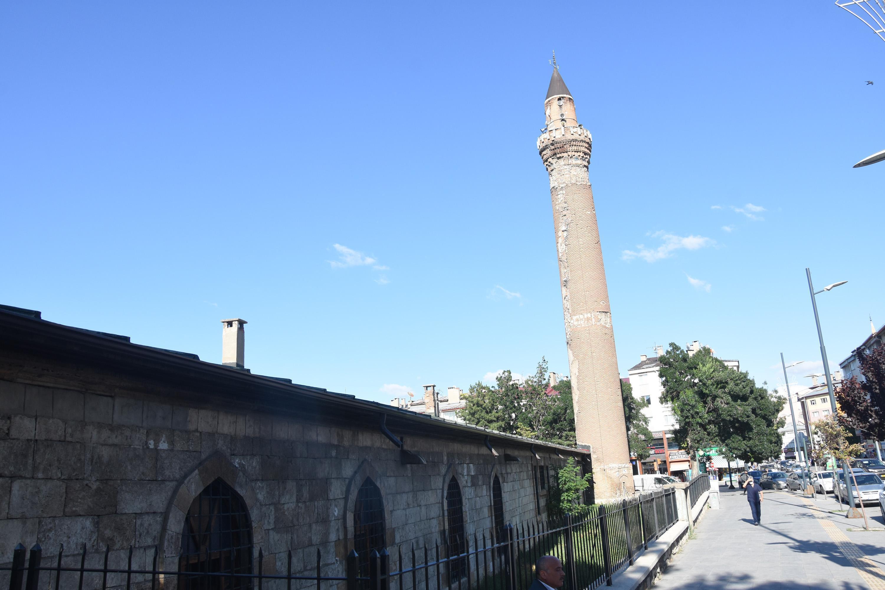 Tarihi Ulu Caminin eğik minaresinin zemini sağlam çıktı