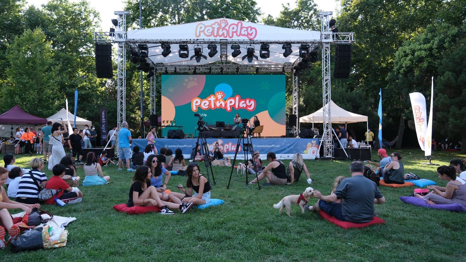 Sokak hayvanları etkinliğinde pop müzik sanatçısı Yonca Lodi  oğluyla sahne aldı