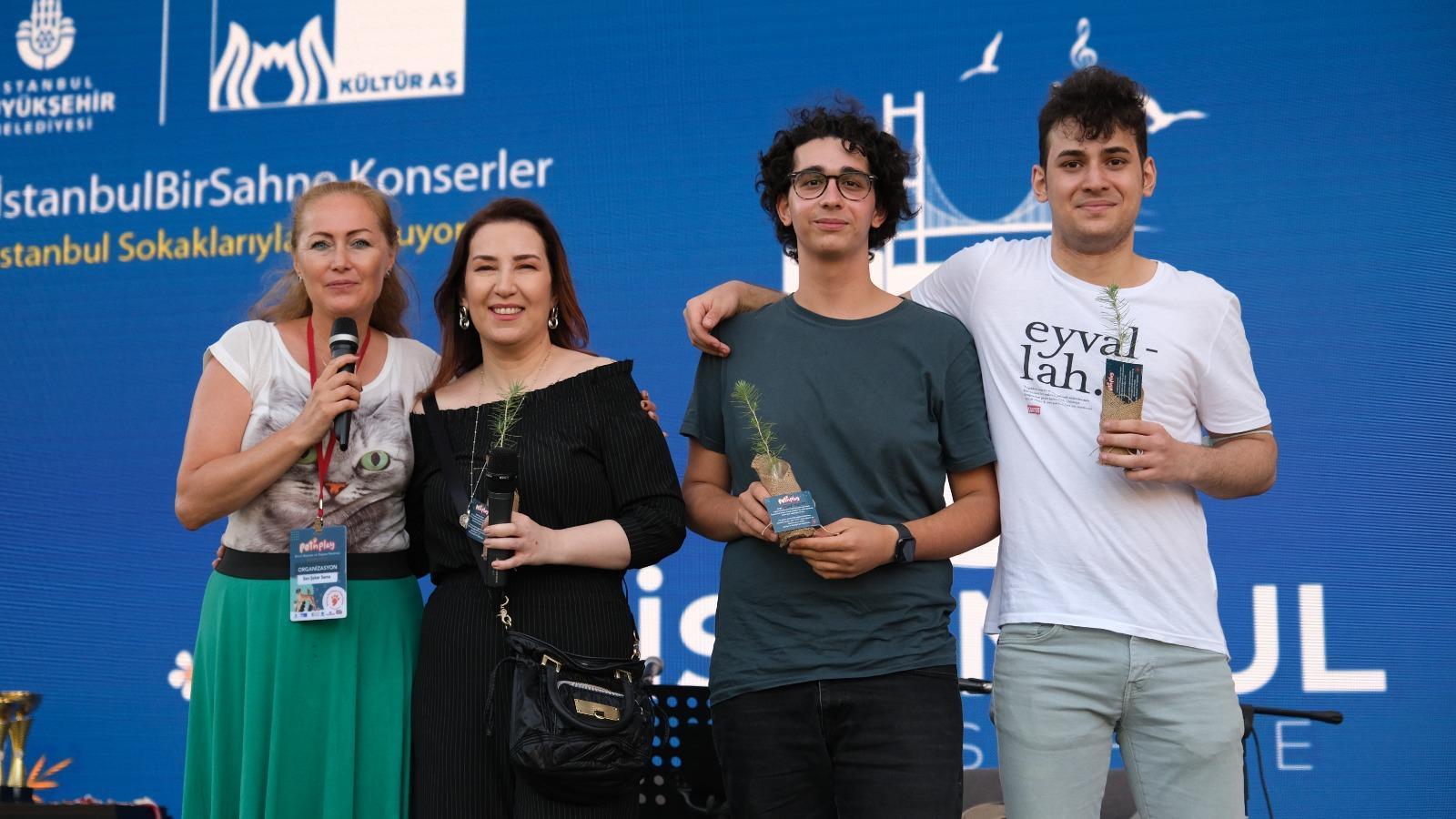 Sokak hayvanları etkinliğinde pop müzik sanatçısı Yonca Lodi  oğluyla sahne aldı