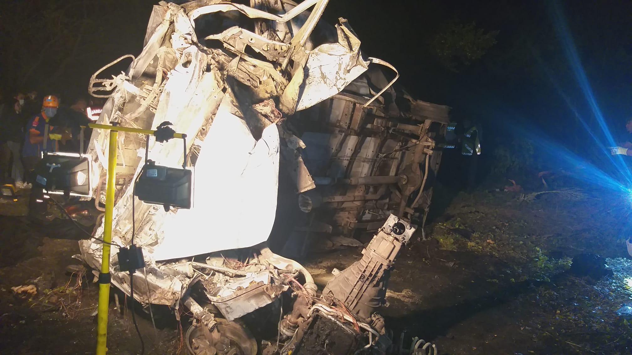 Vanda kaçak göçmenlerin taşındığı minibüs takla atıp, alev aldı: 11 ölü, 21 yaralı