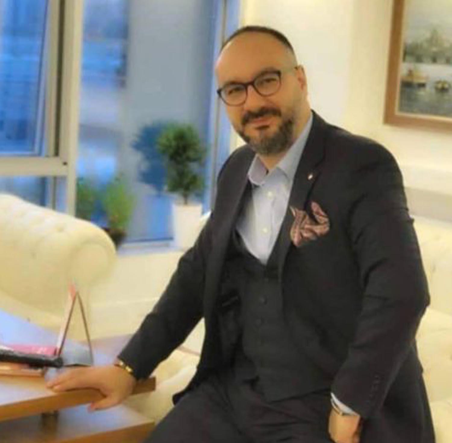 Erzurumlu iş insanı arkadaşının düğününde kalp krizi geçirdi