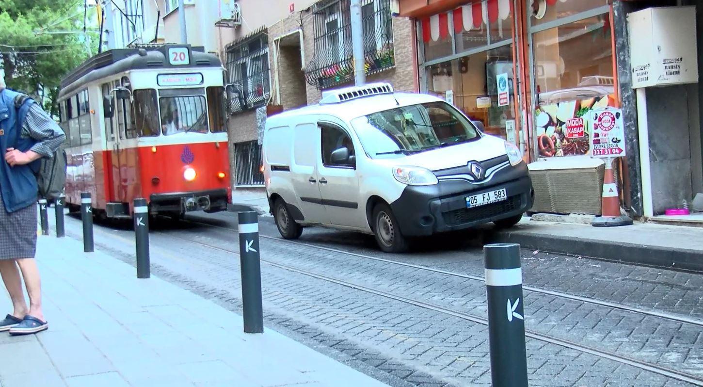 Kadıköy-Moda tramvay hattında 6 ayda 20 saatlik hatalı park engeli; köfte yemeye giden bile var