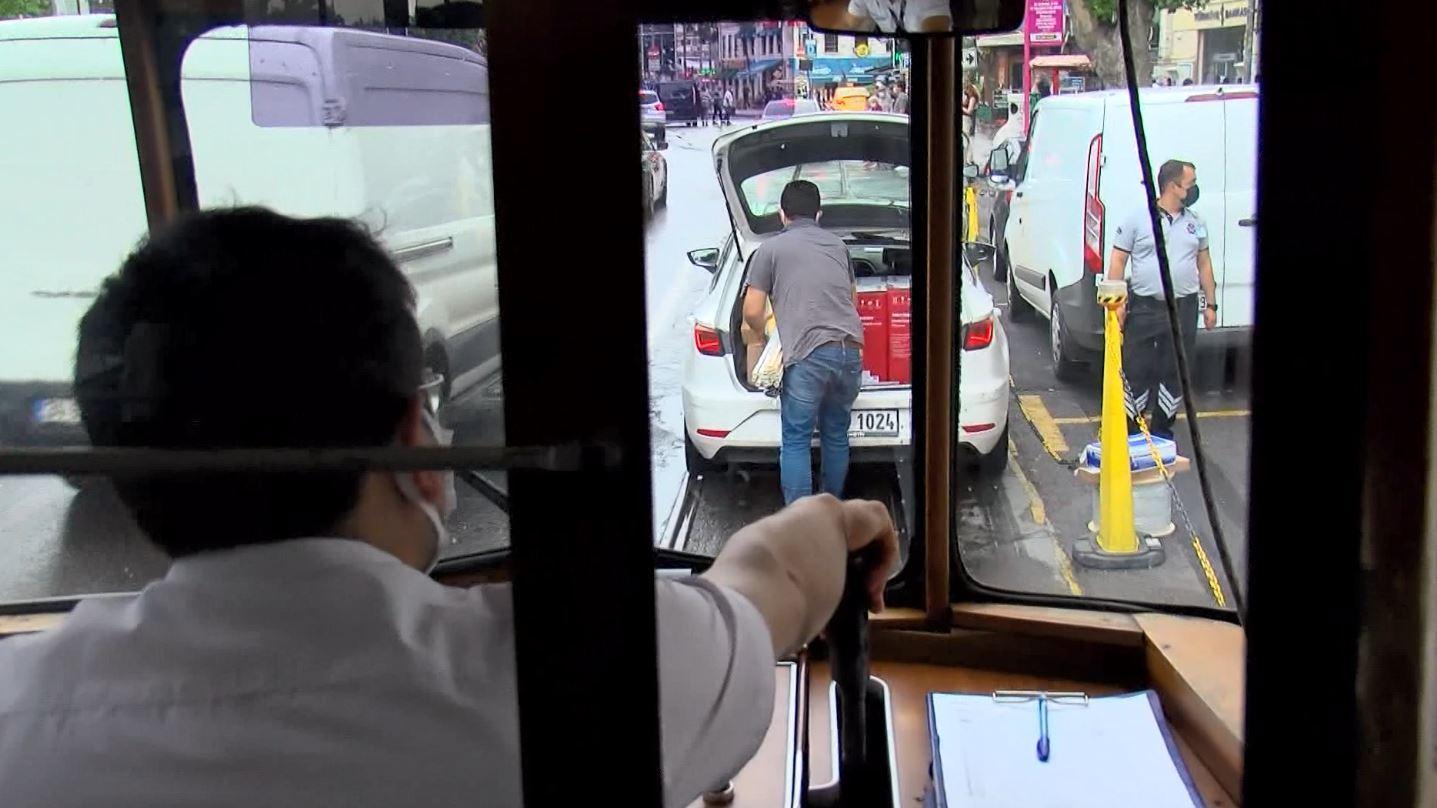Kadıköy-Moda tramvay hattında 6 ayda 20 saatlik hatalı park engeli; köfte yemeye giden bile var