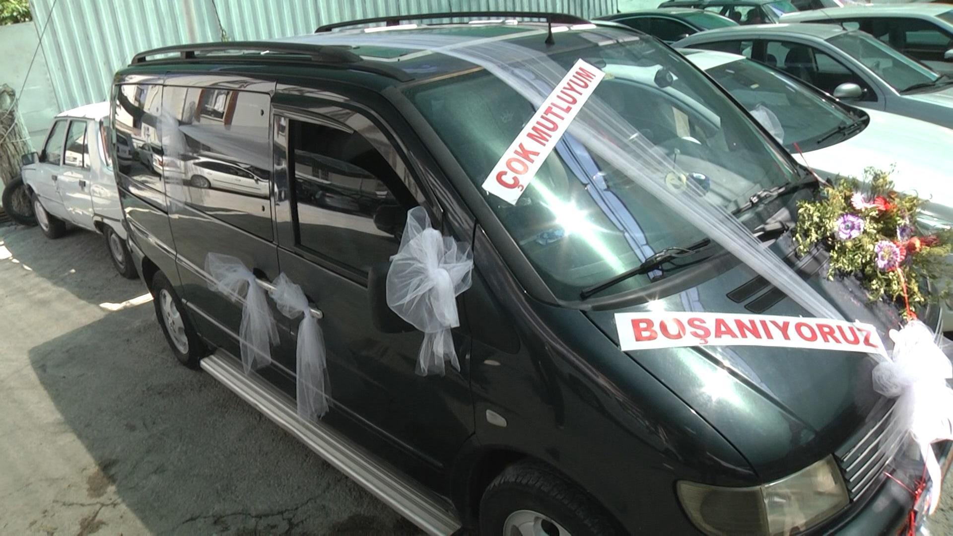 Boşanma davasına çok mutluyum, boşanıyoruz yazdırdığı aracıyla gitti