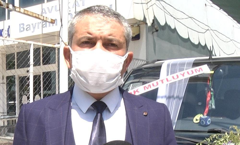 Boşanma davasına çok mutluyum, boşanıyoruz yazdırdığı aracıyla gitti